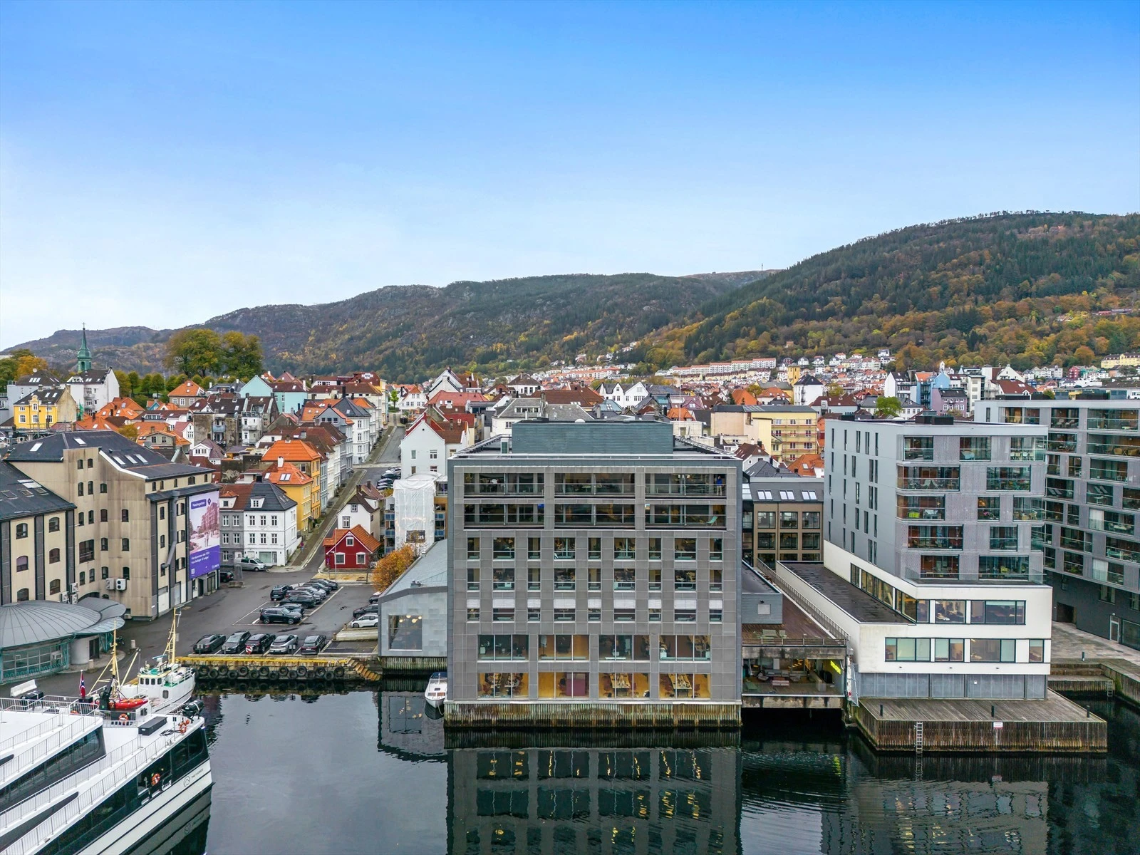 Nøstegaten 58 beliggende helt i vannkanten. Galleribilde