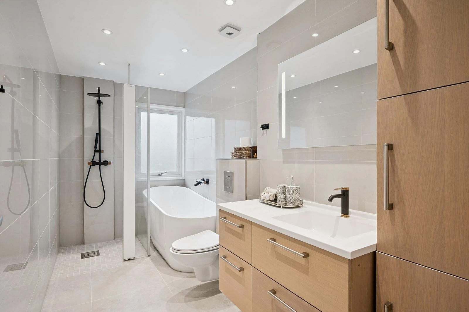 Lekkert nyoppusset bad fra 2025 med fliser på gulv og vegger, komplett med badekar som gir ekstra luksus og komfort.