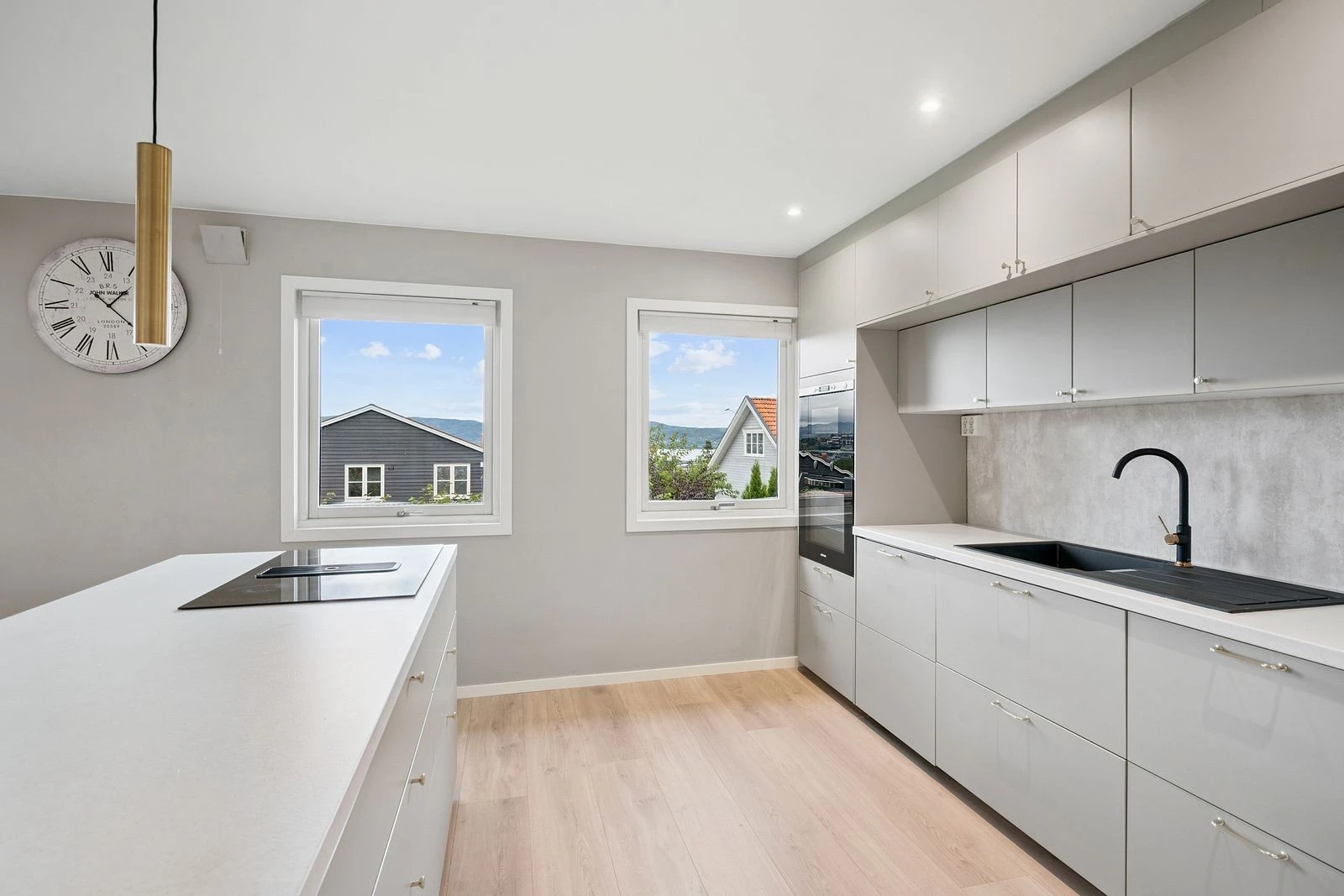 Stilrent IKEA-kjøkken fra 2023 med slette fronter og kjøkkenøy.