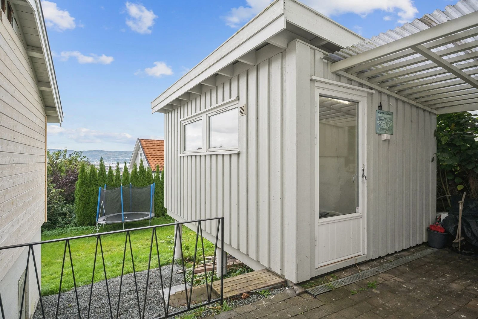 Praktisk ekstraareal for trening, kontor eller verksted.