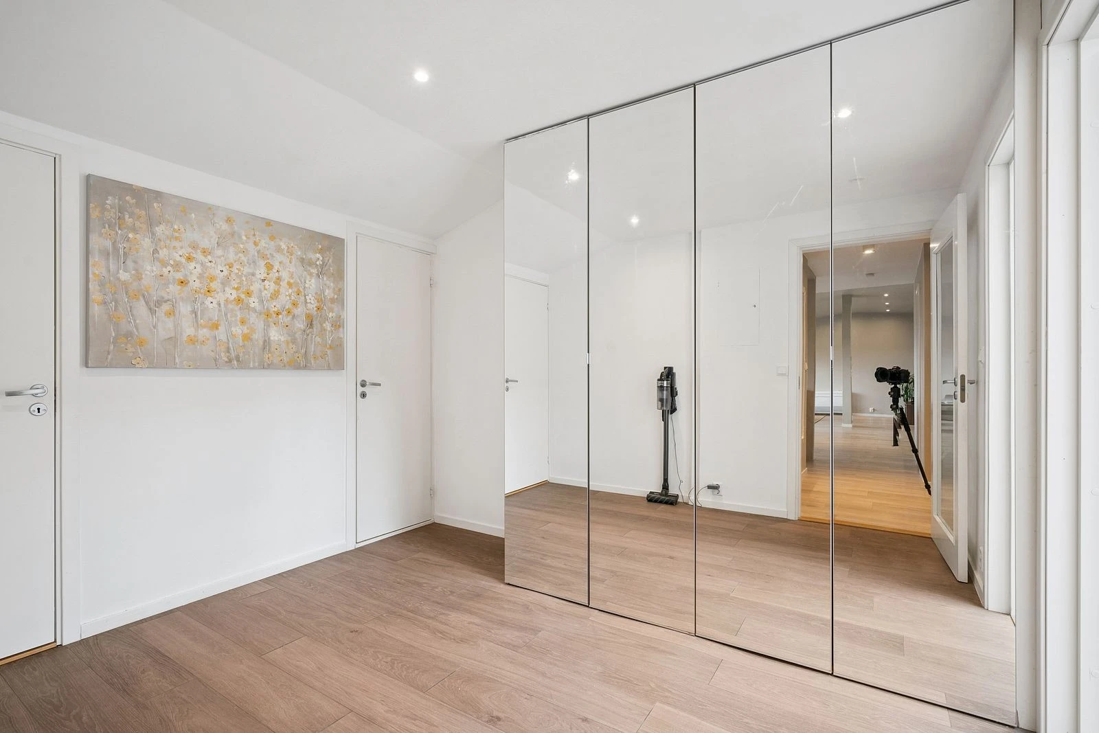 Romslig entré med god plass til sko og yttertøy.