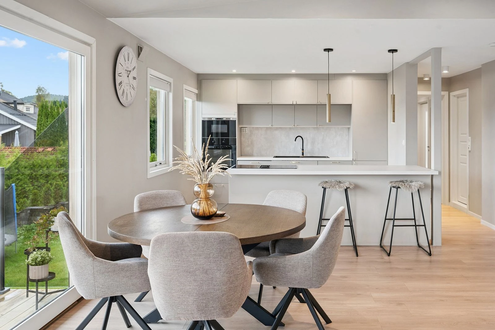 Lekkert kjøkken fra 2023 - klart til bruk uten behov for oppgraderinger.