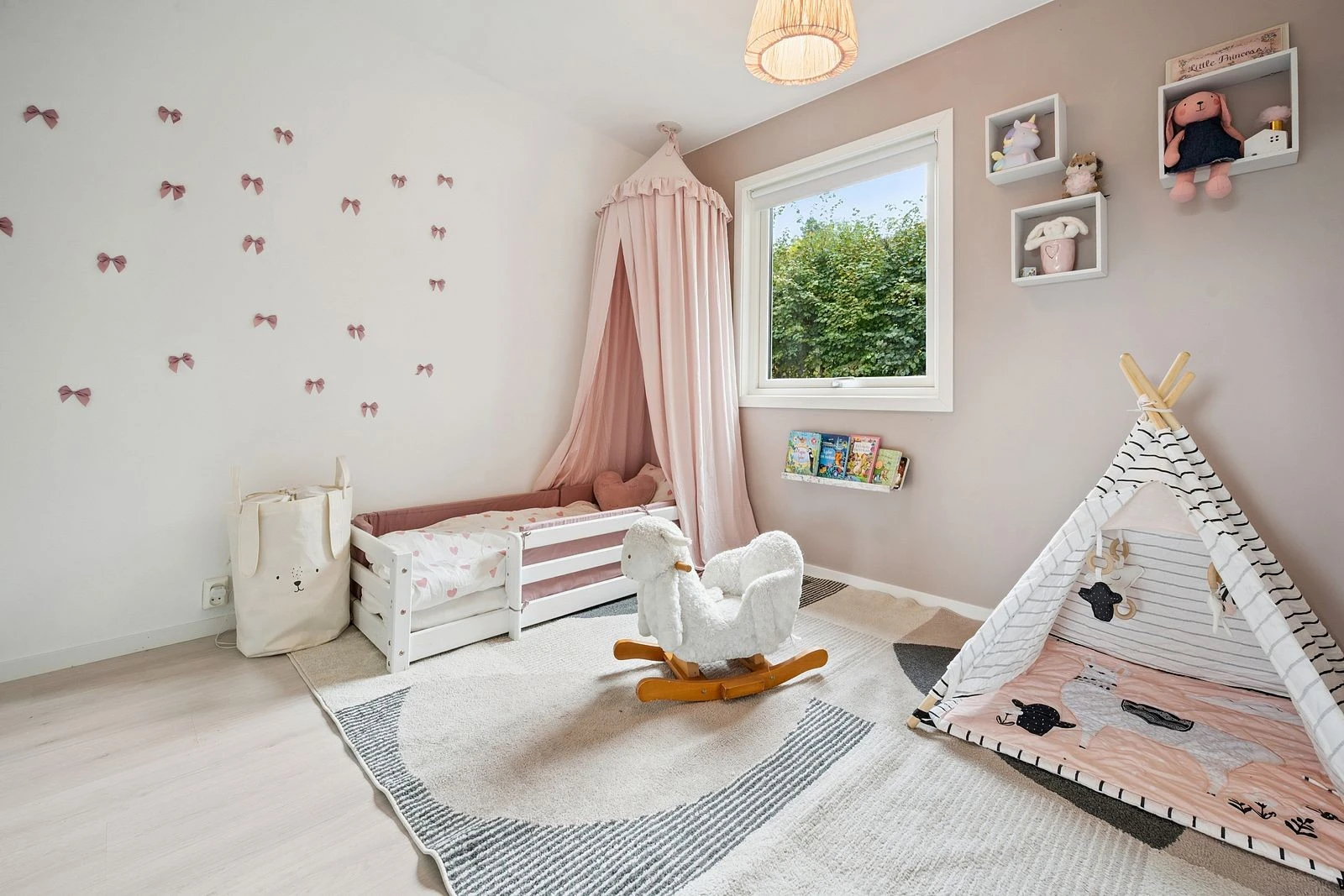 Soverommet har en lun atmosfære og moderne overflater.