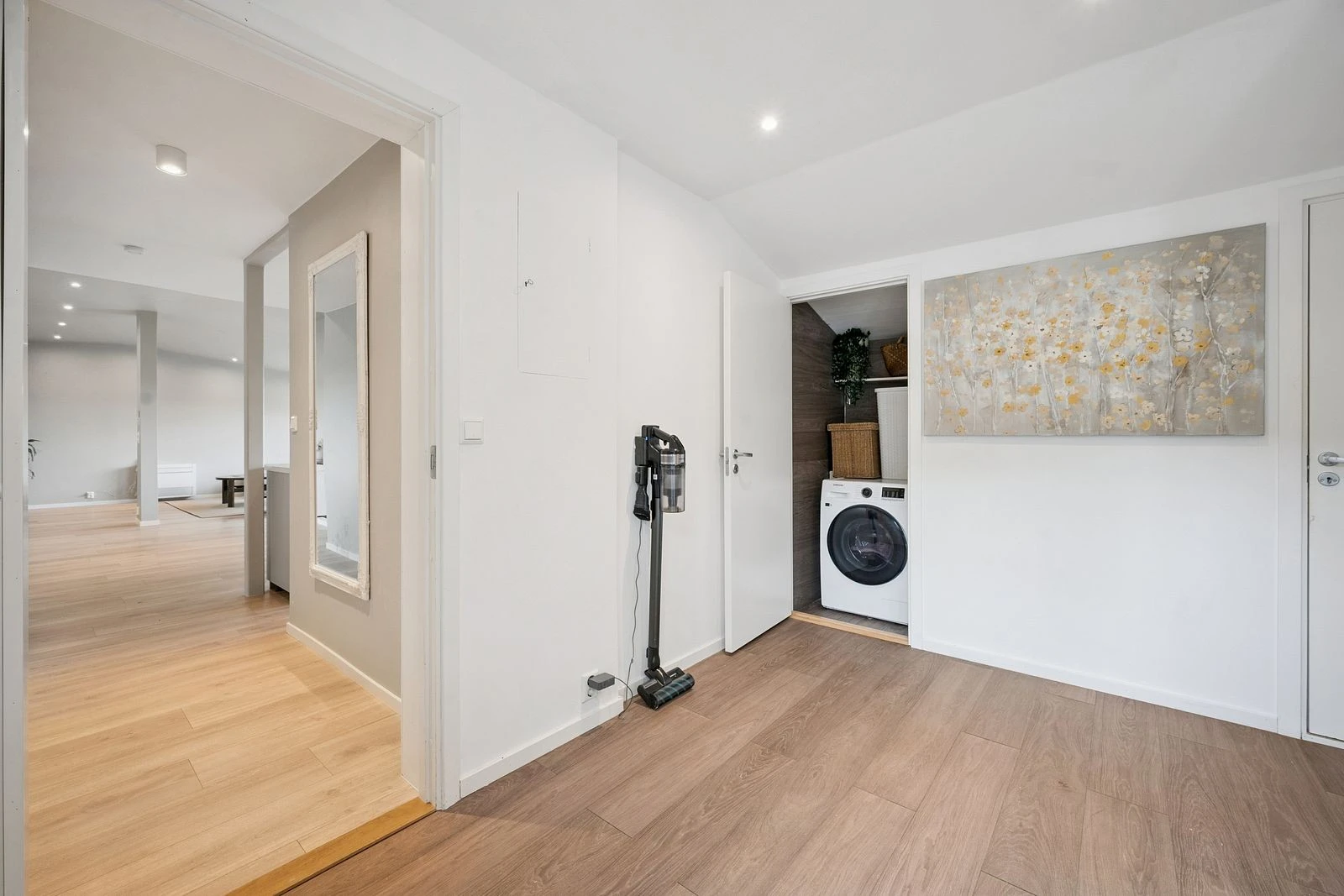 Velkommen inn! Lys og luftig gang med moderne uttrykk.