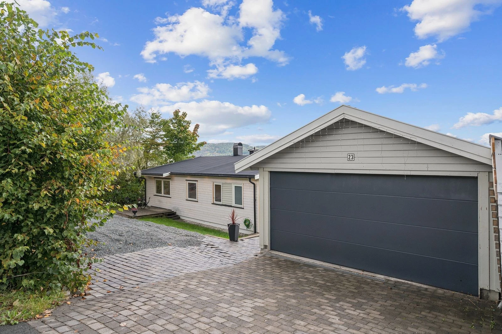 Garasje og biloppstillingsplass rett utenfor boligen.