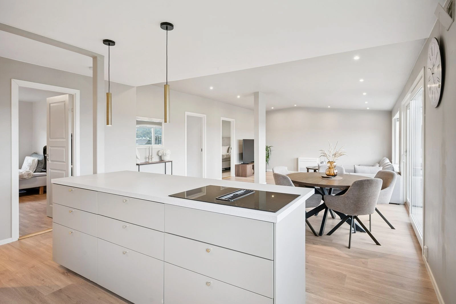 Kjøkken og stue i åpen løsning - perfekt for sosial sone.