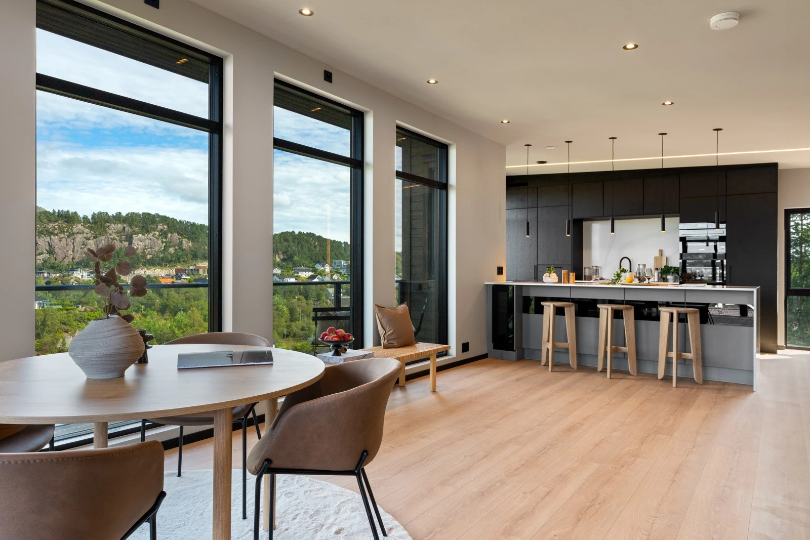 Her bor du i et trygt og godt nabolag med mye natur rundt. Galleribilde