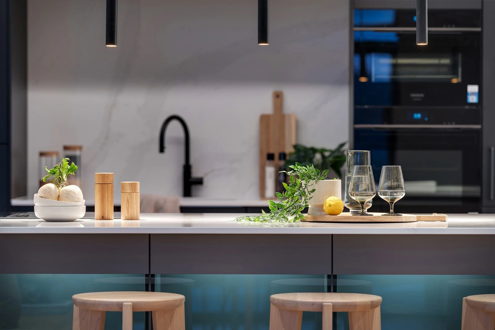 Her finner vi boligens kjøkken. I boligen er det gjennomgående detaljer og kvaliteter av høy standard. Galleribilde