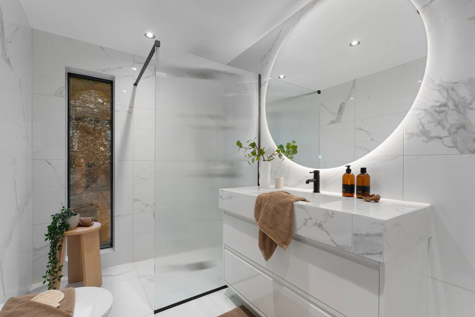 Badet er innredet med flott dusjnisje, veggtoalett og baderomsinnredning med heldekkende servant samt belyst speil. Galleribilde