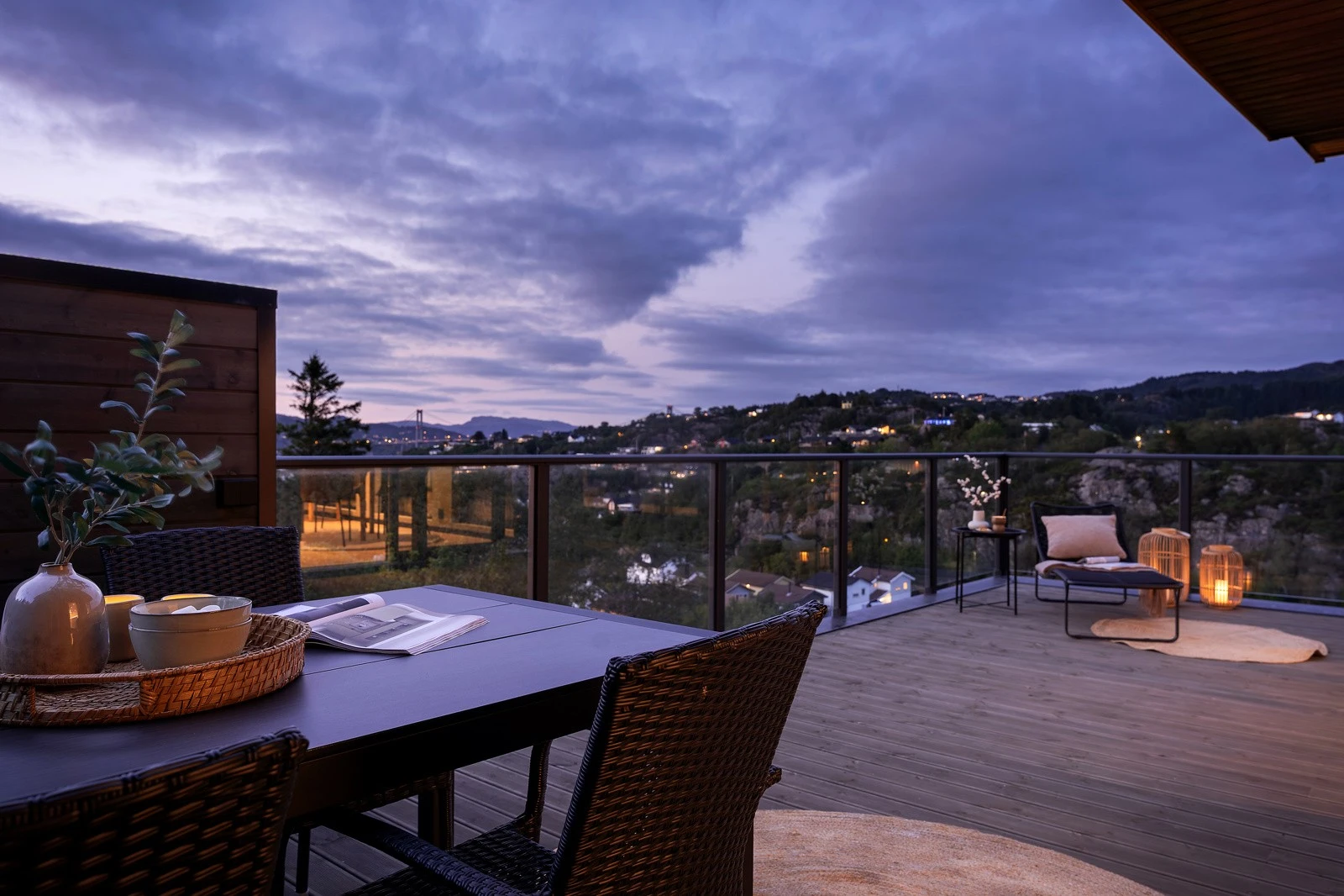 Terrassen er like fin om kvelden som på dagen. Galleribilde