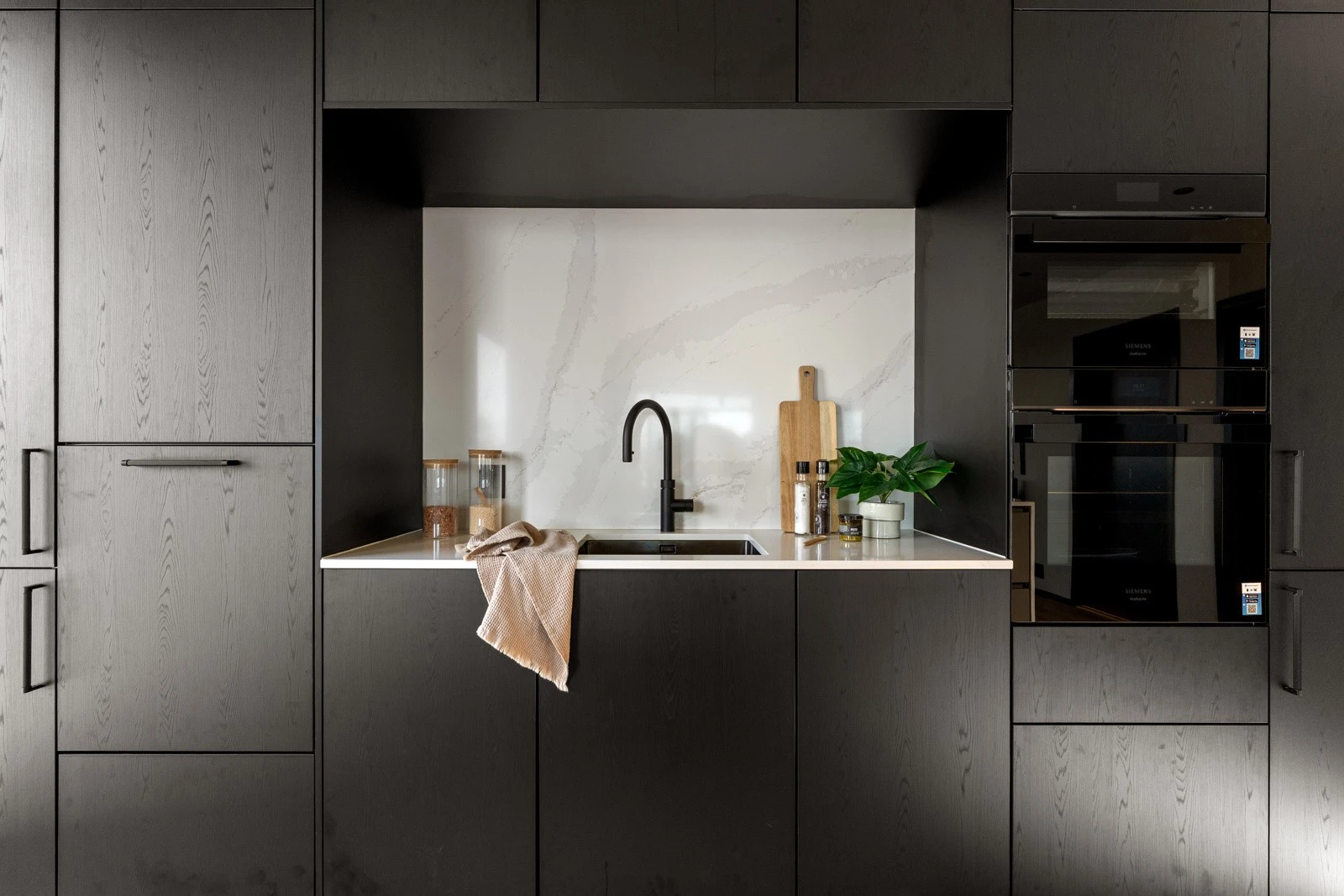 Følgende integrerte hvitevarer medfølger: platetopp, stekeovn, kjøleskap, oppvaskmaskin, micro og vinskap. Galleribilde