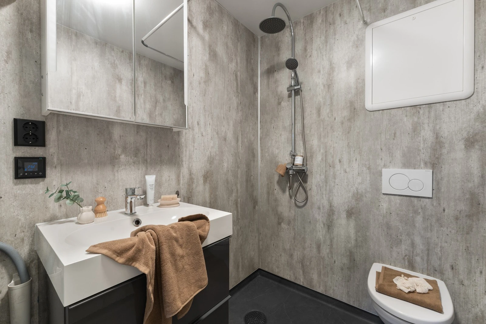 Det er et fint og praktisk bad med termostatstyrte varmekabler i gulvet. Galleribilde