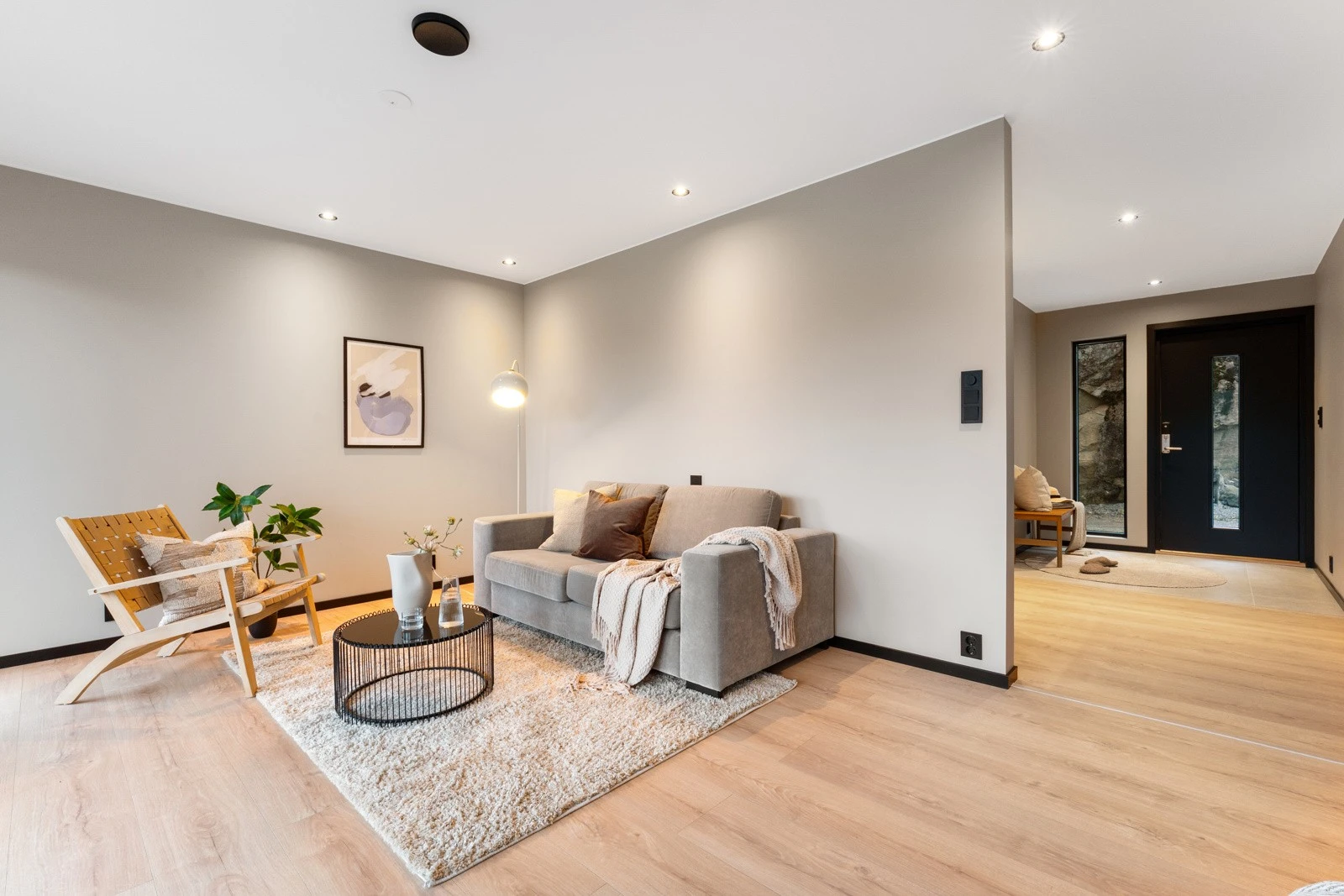 Stuen er romslig og her er det god plass til sofagruppe. Galleribilde