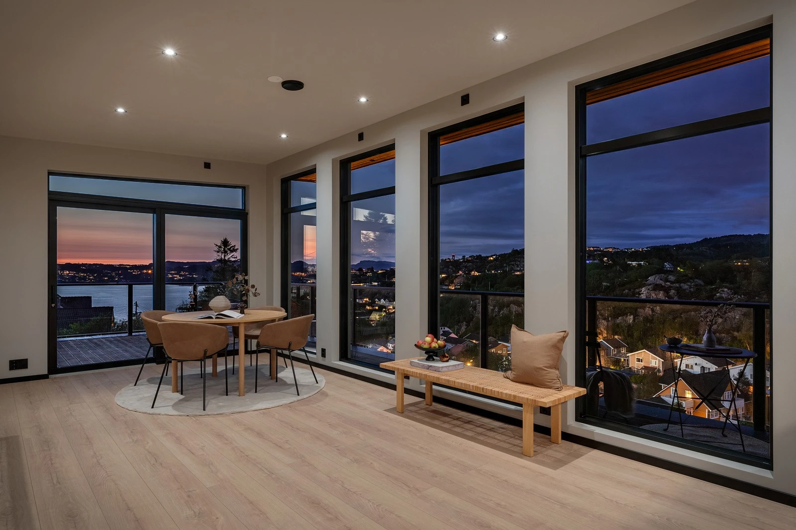 Det er en stor og flott stue med vindusflater fra tak til gulv. Galleribilde