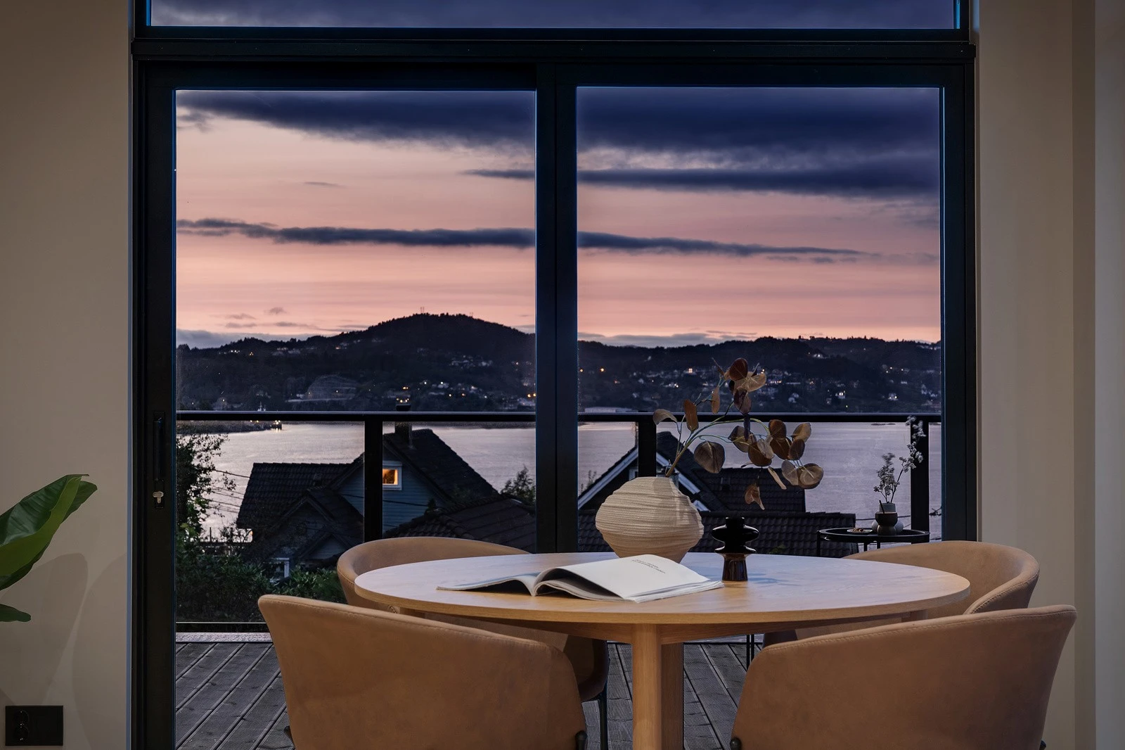 Her kan du nyte en skjermet beliggenhet med nydelig utsikt. Galleribilde