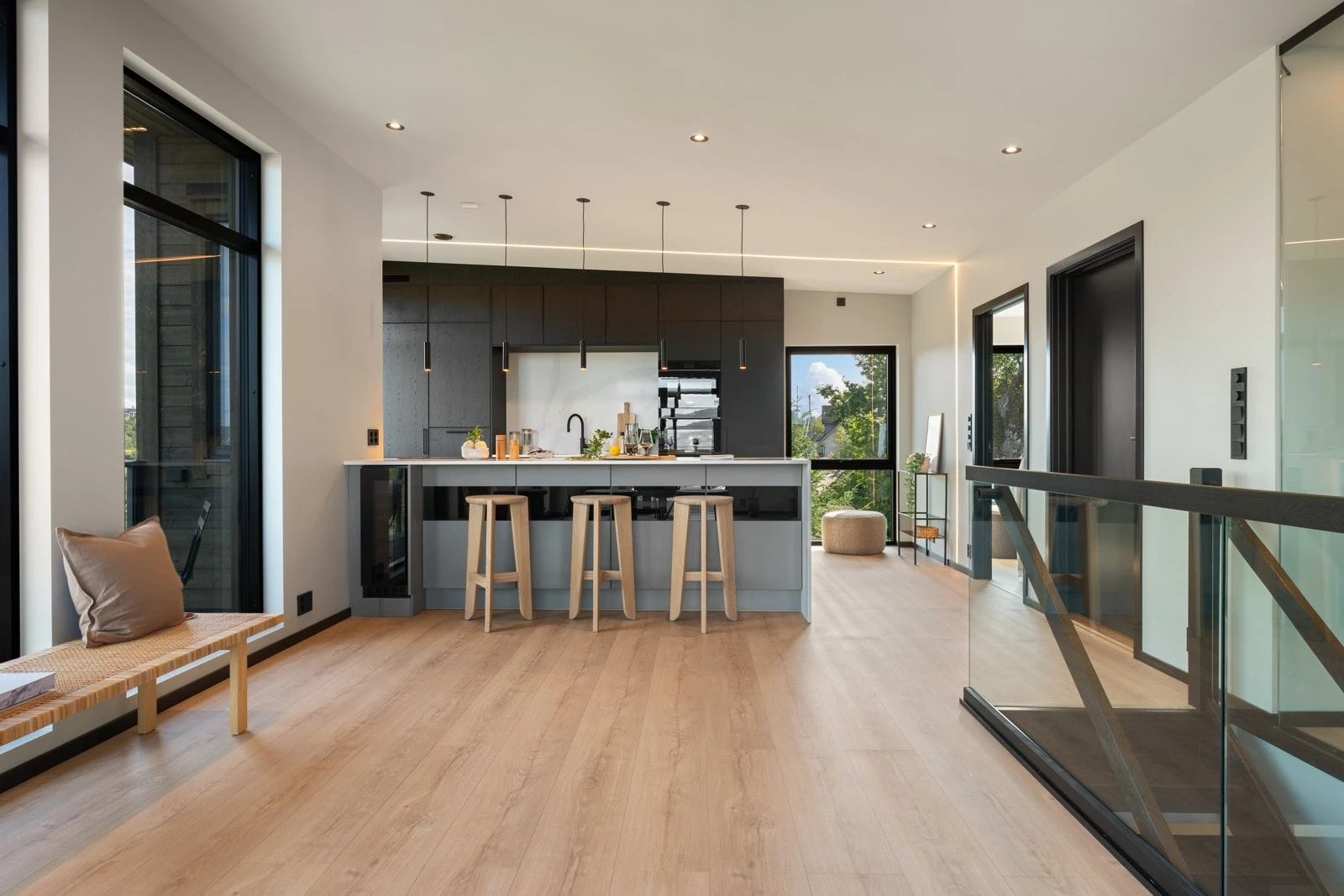 Stor og luftig stue-/kjøkkenløsning gir rom for stort spisebord om en ønsker dette. Galleribilde