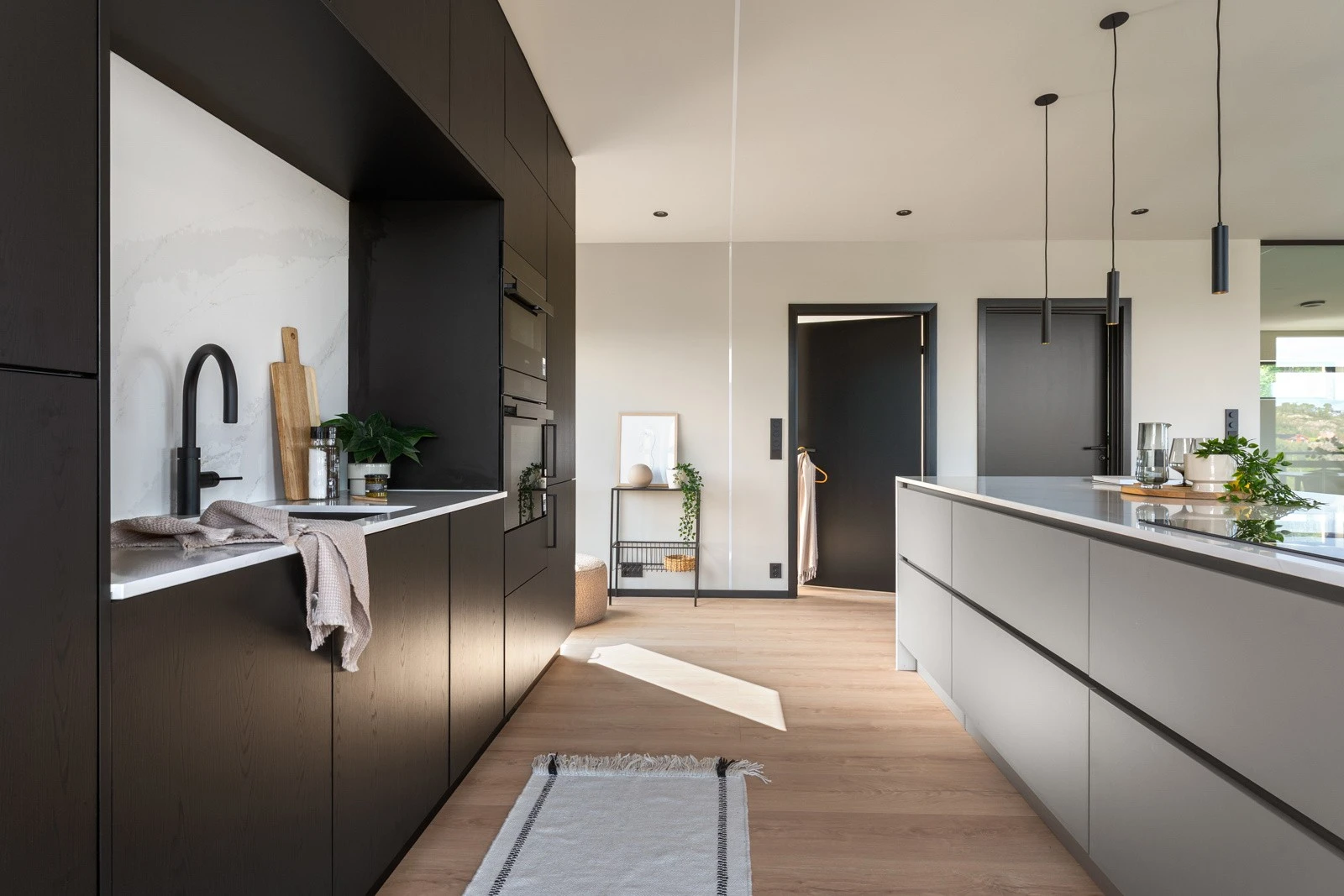 På kjøkkenet er det god plass til både oppbevaring og matlaging på benke- og skapplassen. Galleribilde