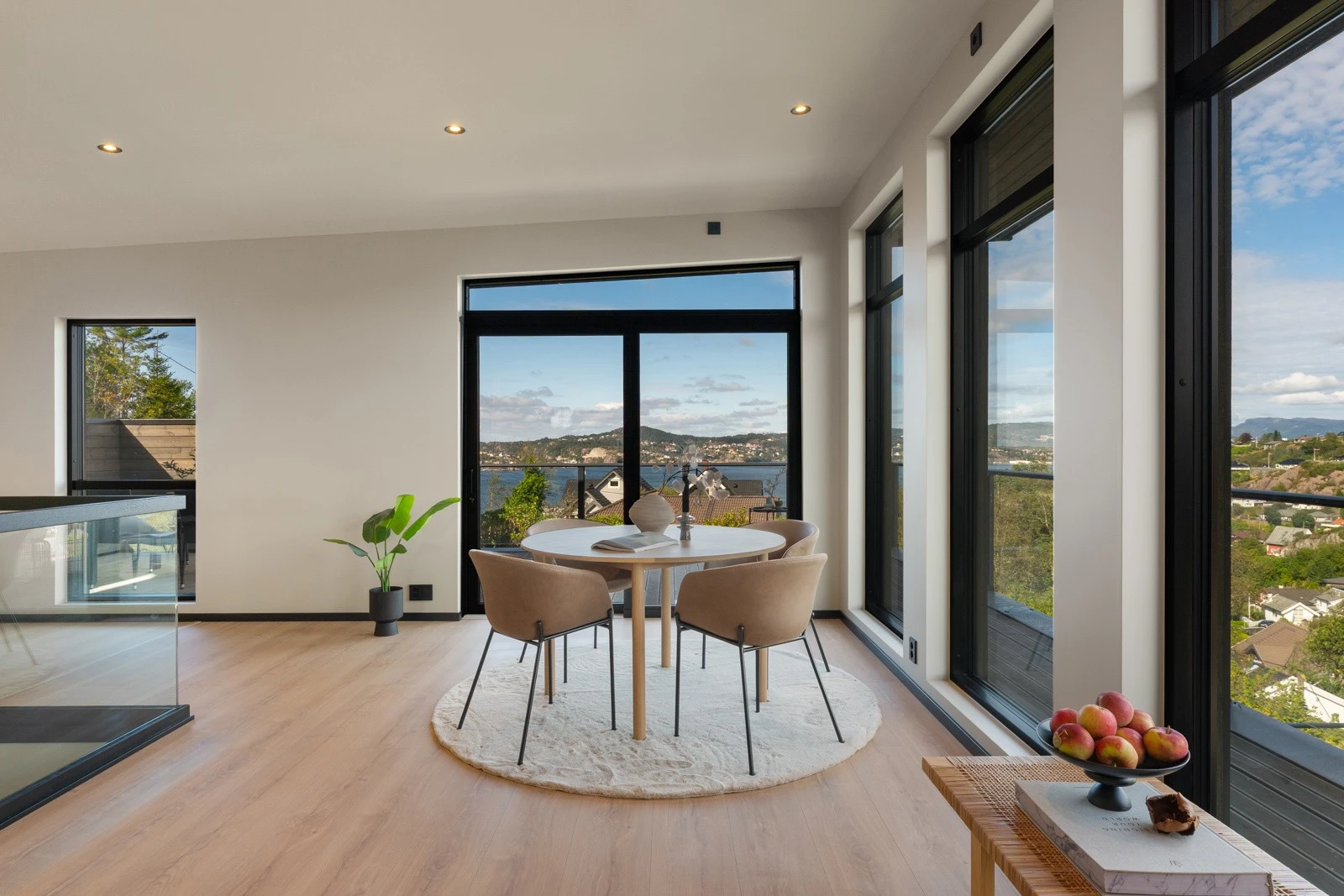 Fra stuen er det utgang til en stor terrasse på 42 kvm. Her kan en nyte av gode solforhold og fantastisk utsikt. Galleribilde