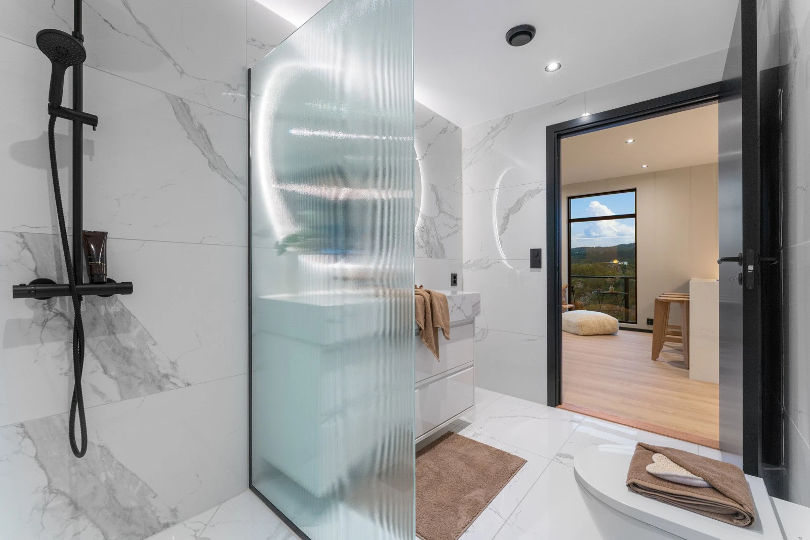 I hovedetasjen er det et bad og et soverom også. De store flisene gir et ekslusivt uttrykk. Galleribilde