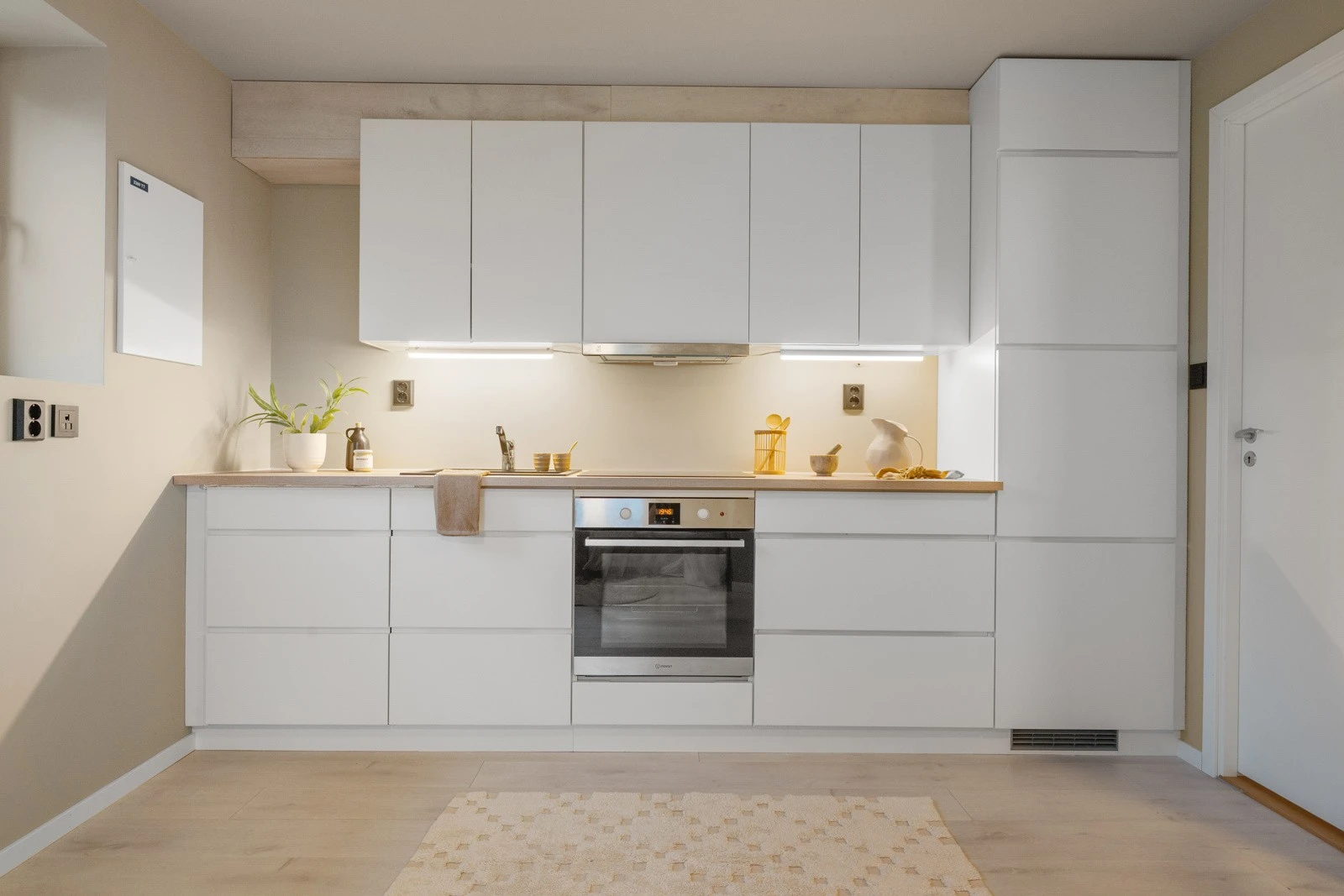 Her medfølger følgende integrerte hvitevarer i handelen: platetopp m/induksjon, stekeovn, kjøleskap m/frysedel og oppvaskmaskin. Galleribilde