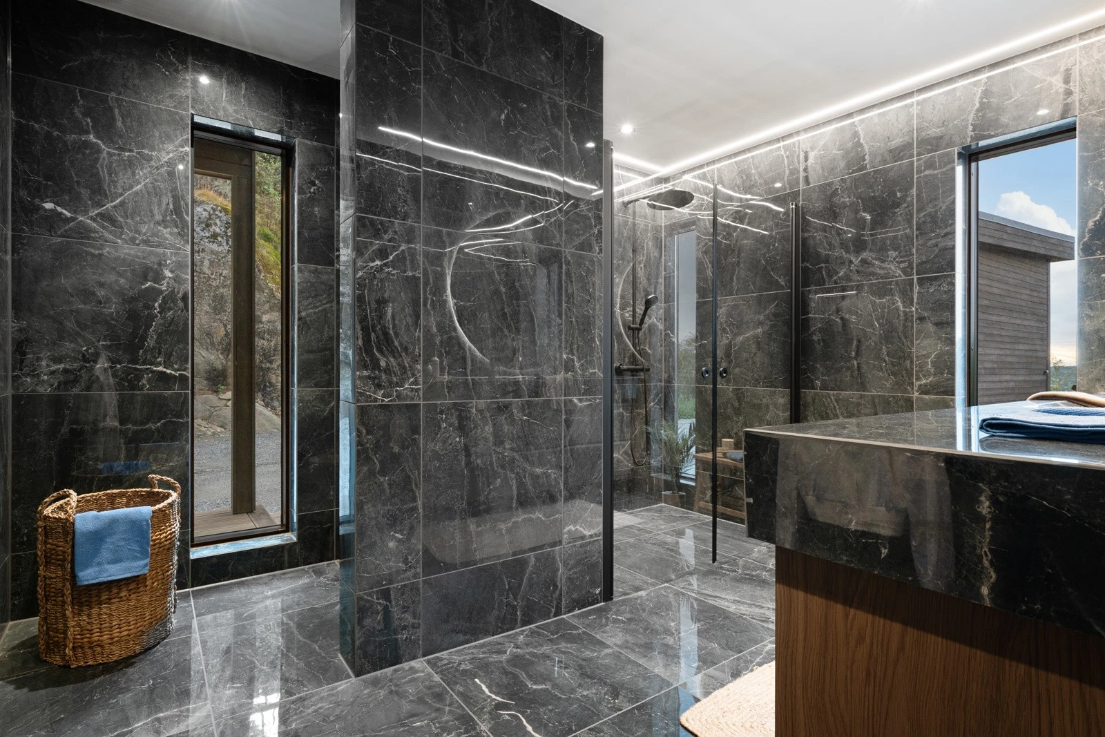 Det er to bad i boligens første etasje. Galleribilde