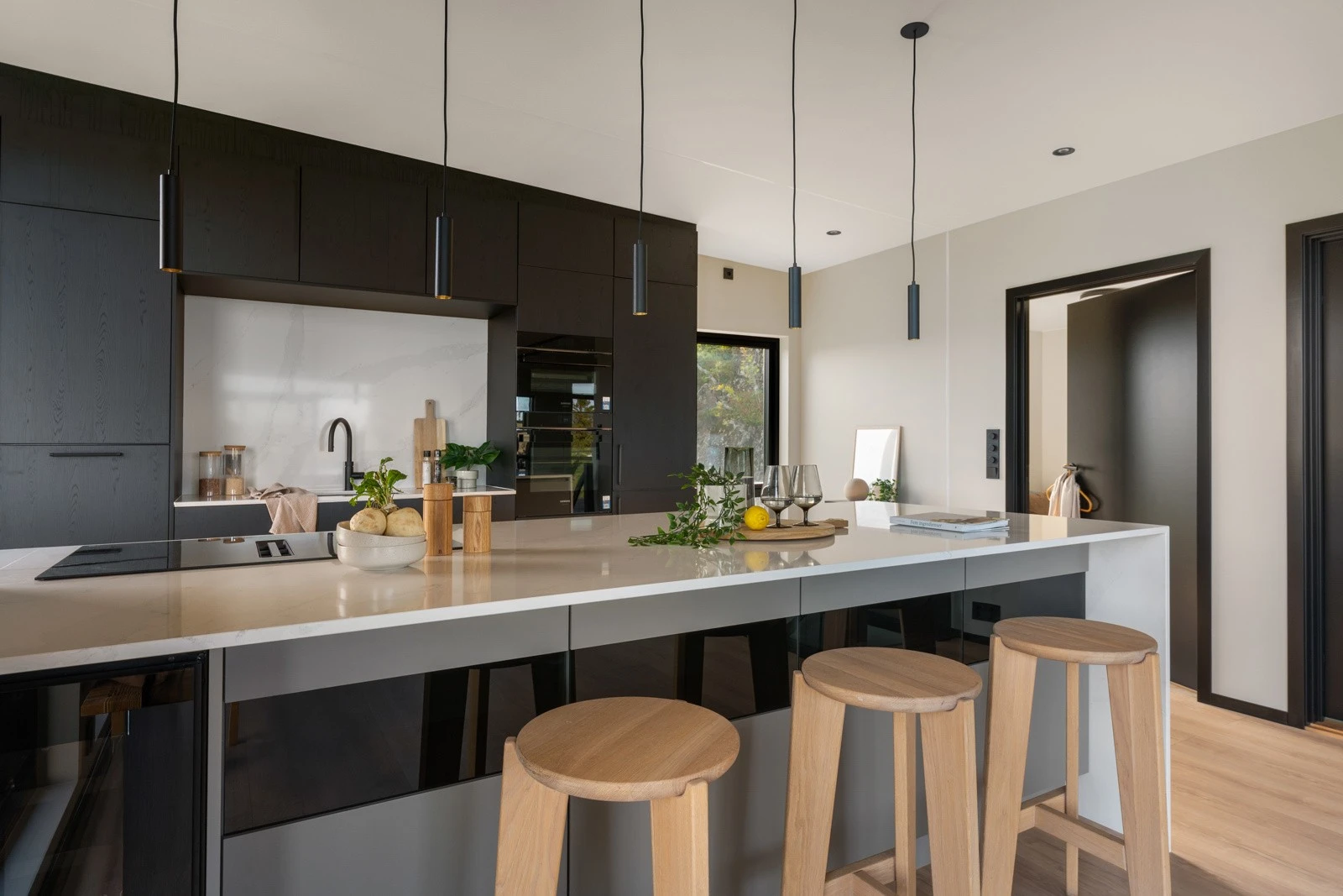 Her kan en holde kokken med selskap. Galleribilde