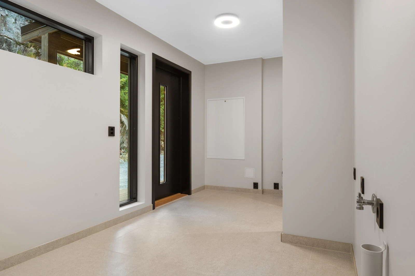 Praktisk vaskerom med egen inngang. Vaskerommet er også teknisk rom med tanke på vannbåren varme. Galleribilde