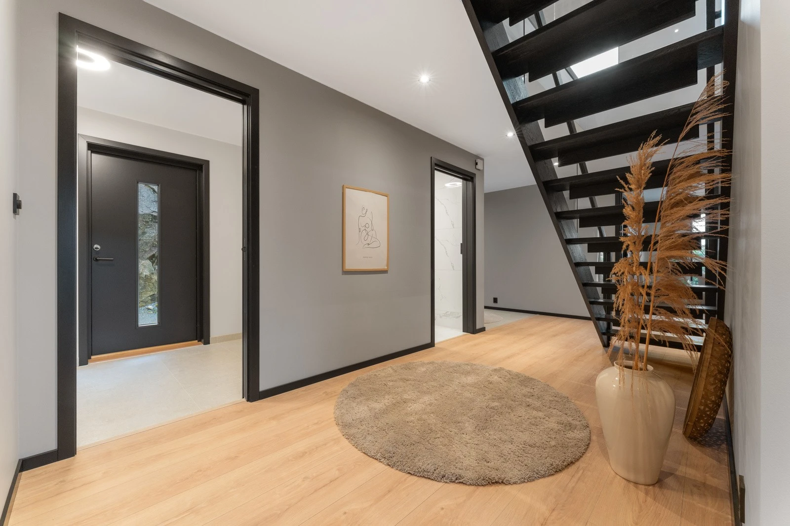 Vi går så ned i boligens 1. etasje hvor vi finner stue, 3 soverom, 2 bad og vaskerom. Galleribilde