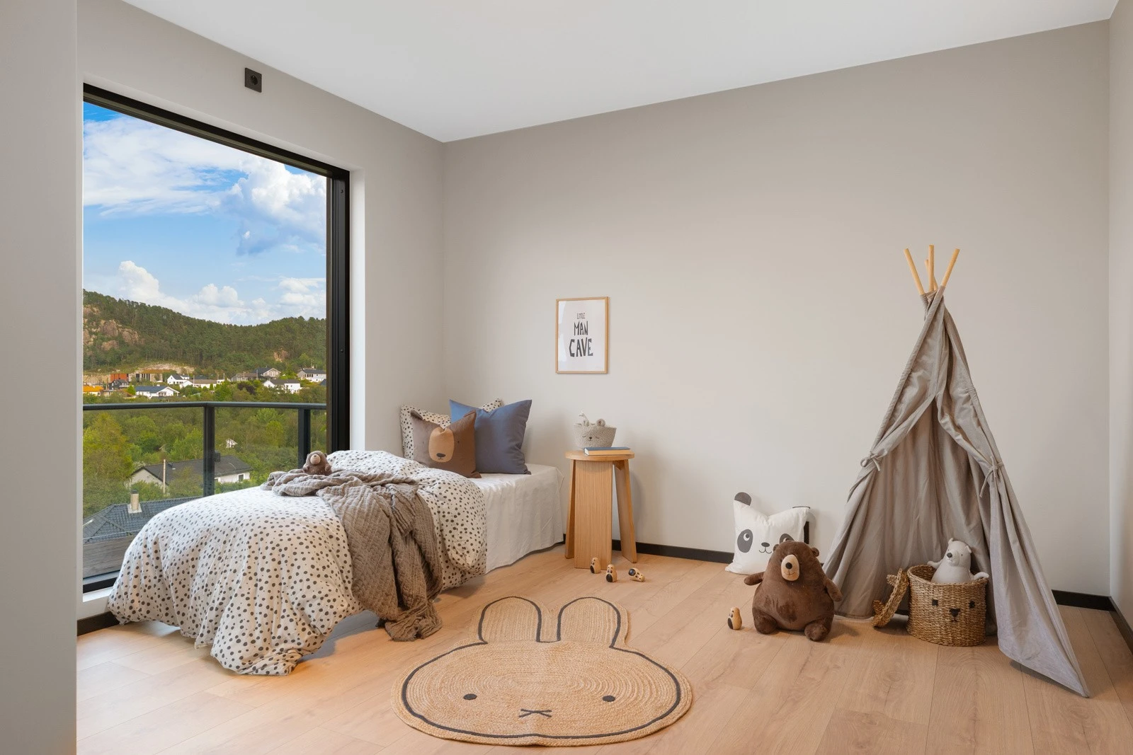 Det store vinduet gir mye naturlig lysinnslipp. Galleribilde