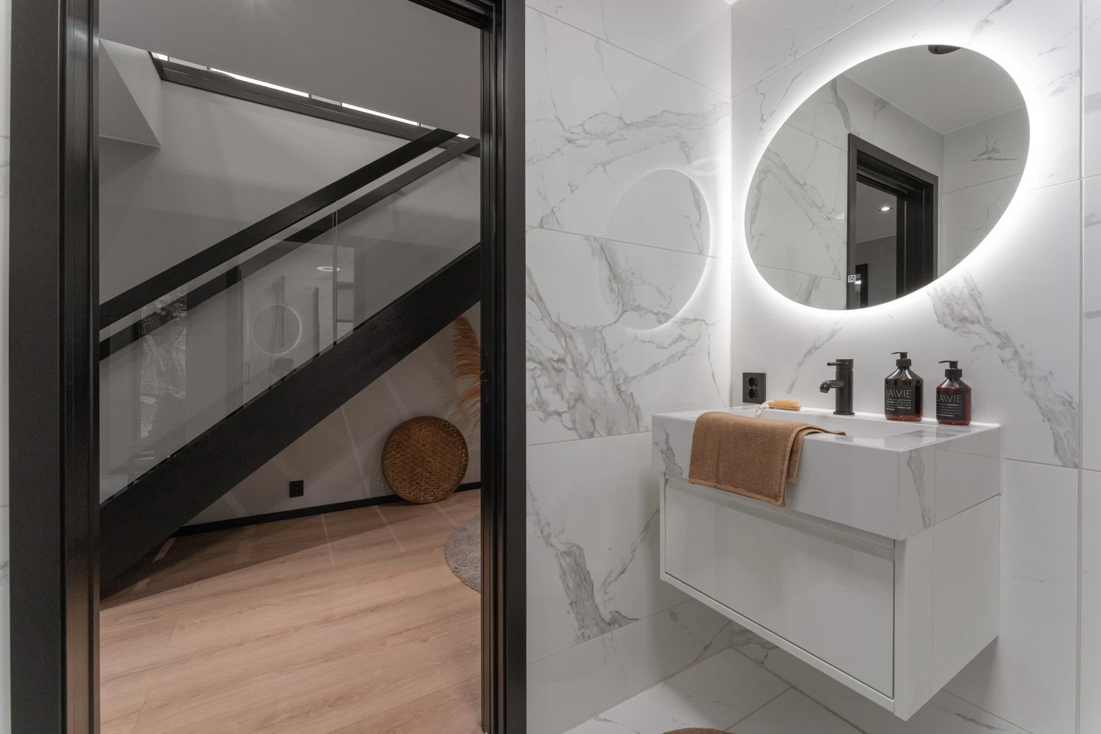 Bad nr. 2 i boligens første etasje holder en noe mindre størrelse, men er i samme flotte stil som badet i 2. etasje. Galleribilde