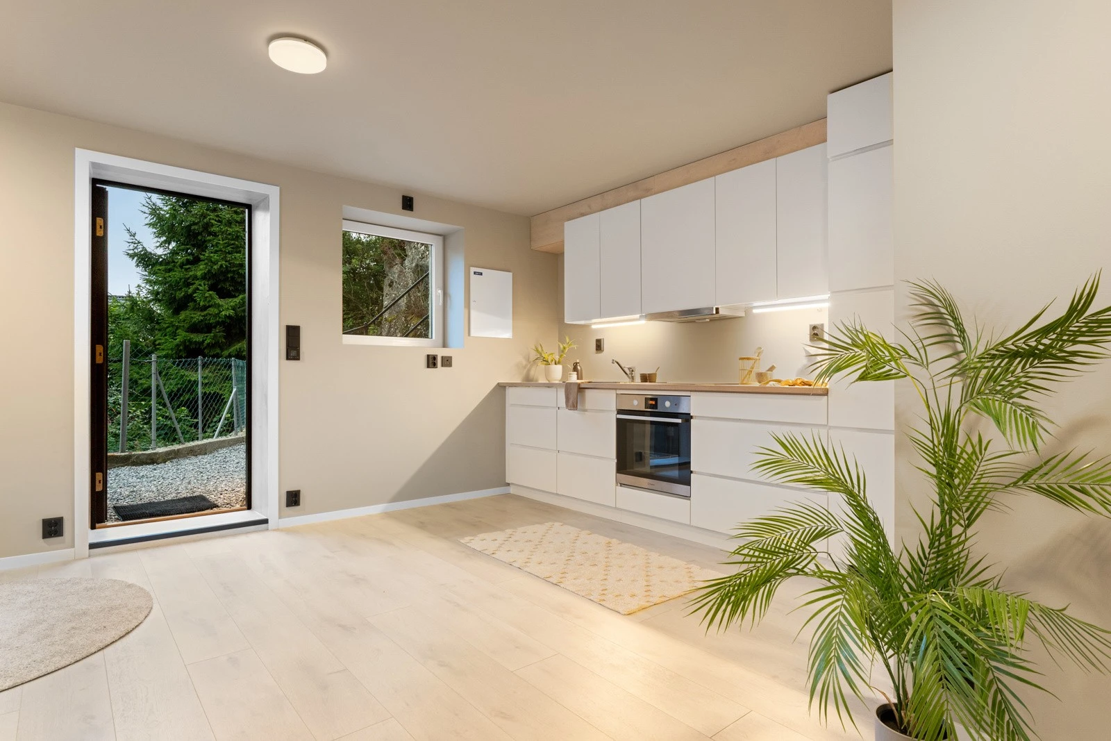 Egen inngang på nedsiden av huset. Galleribilde