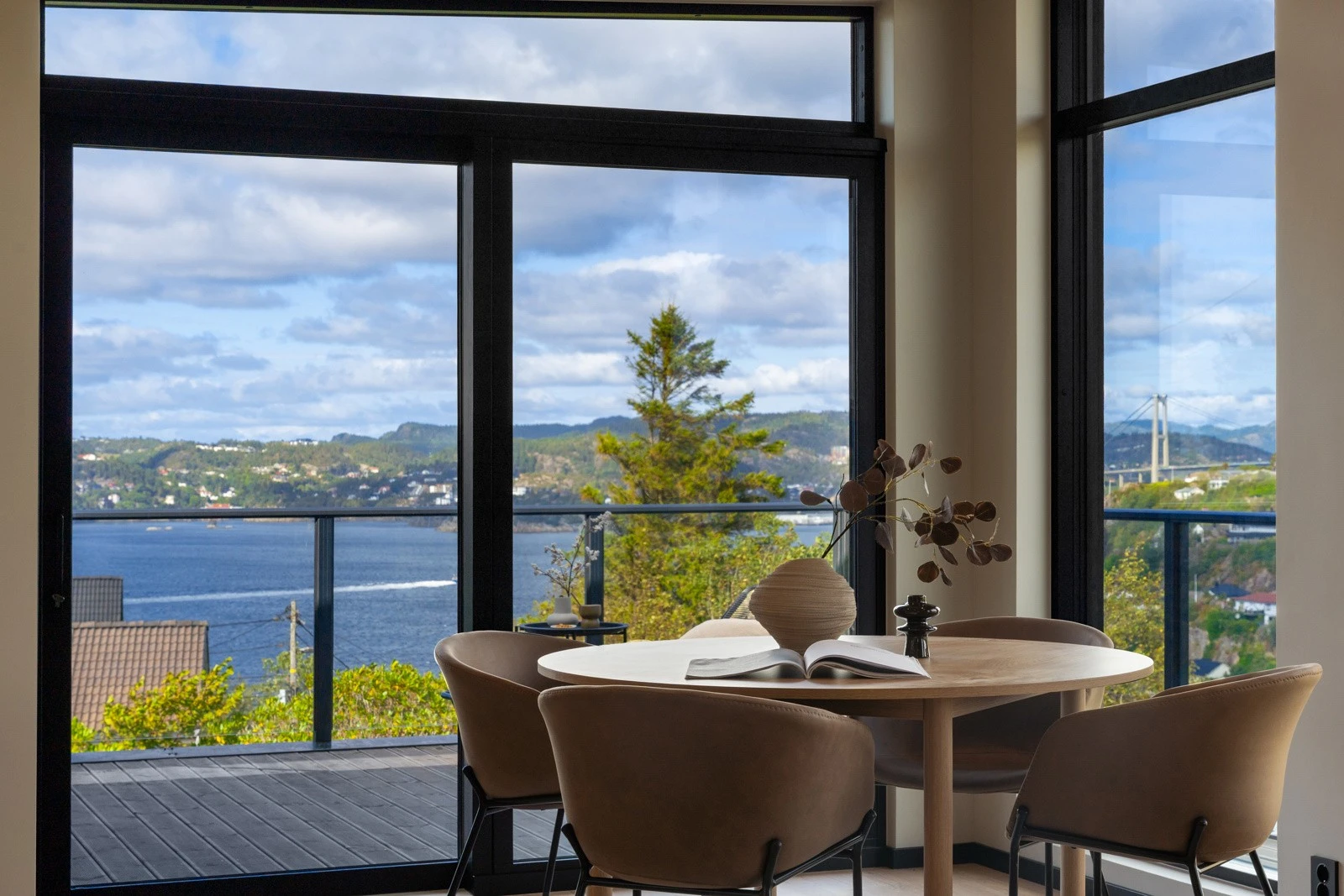 Det er god plass til større spisegruppe og her kan en nyte super utsikt under måltidene Galleribilde