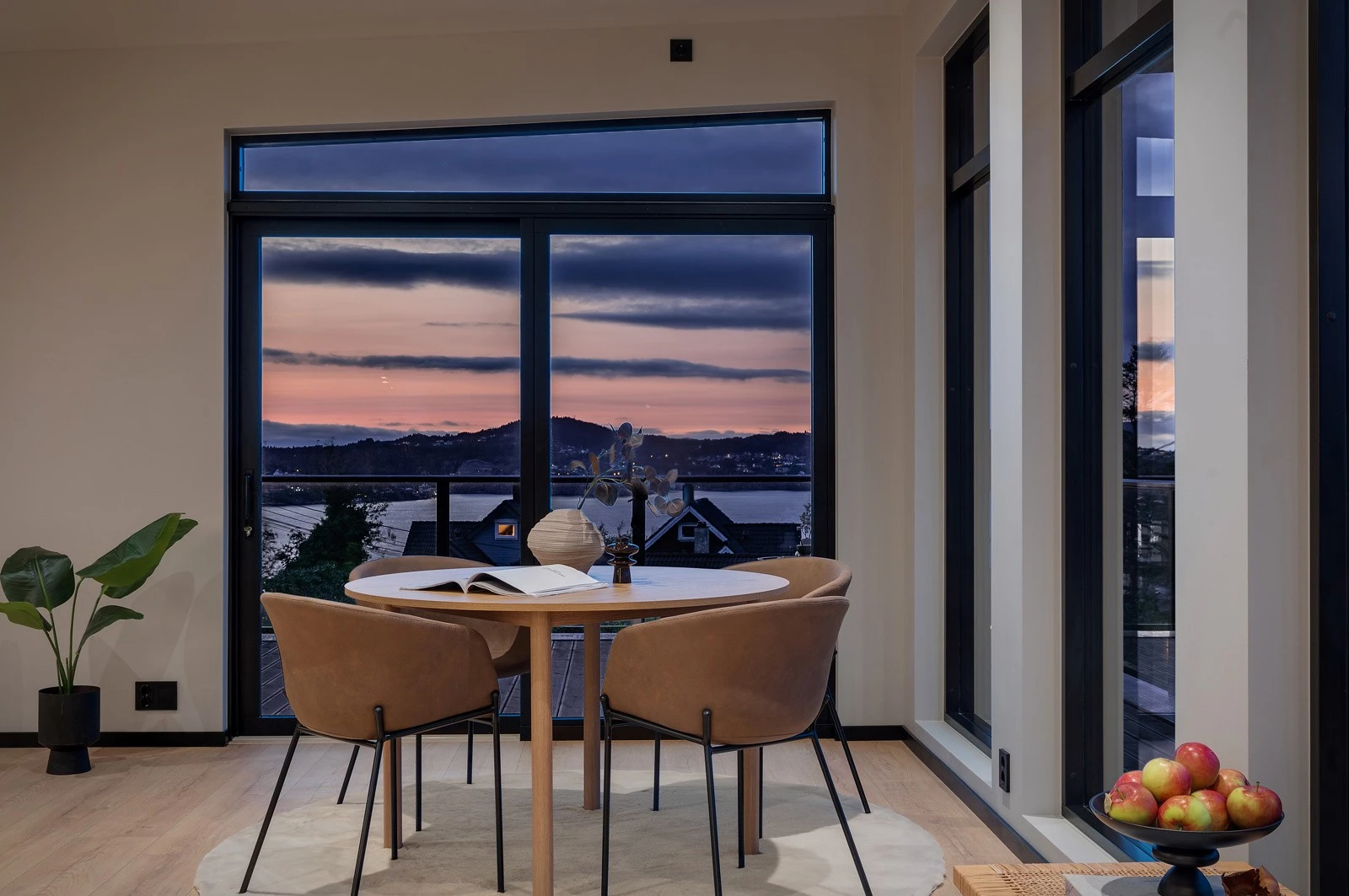 Boligen går over tre plan og er oppført i 2025. Galleribilde