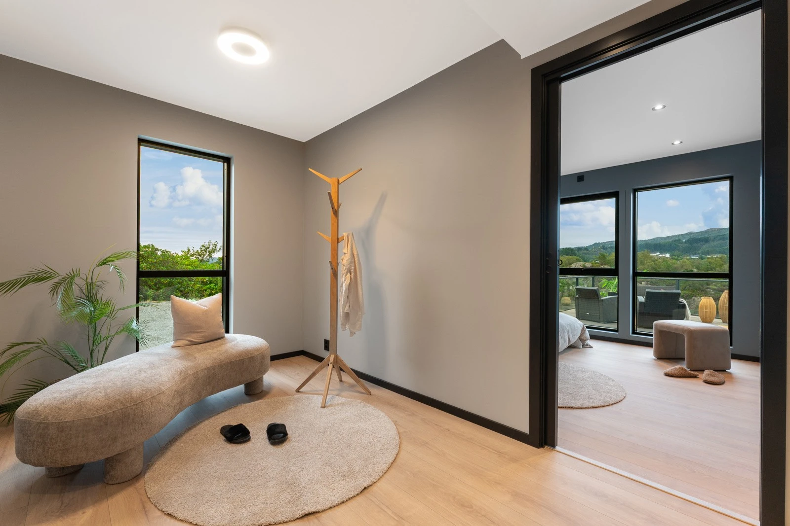 Det er også en walk in garderobe mellom soverommet og badet. Galleribilde