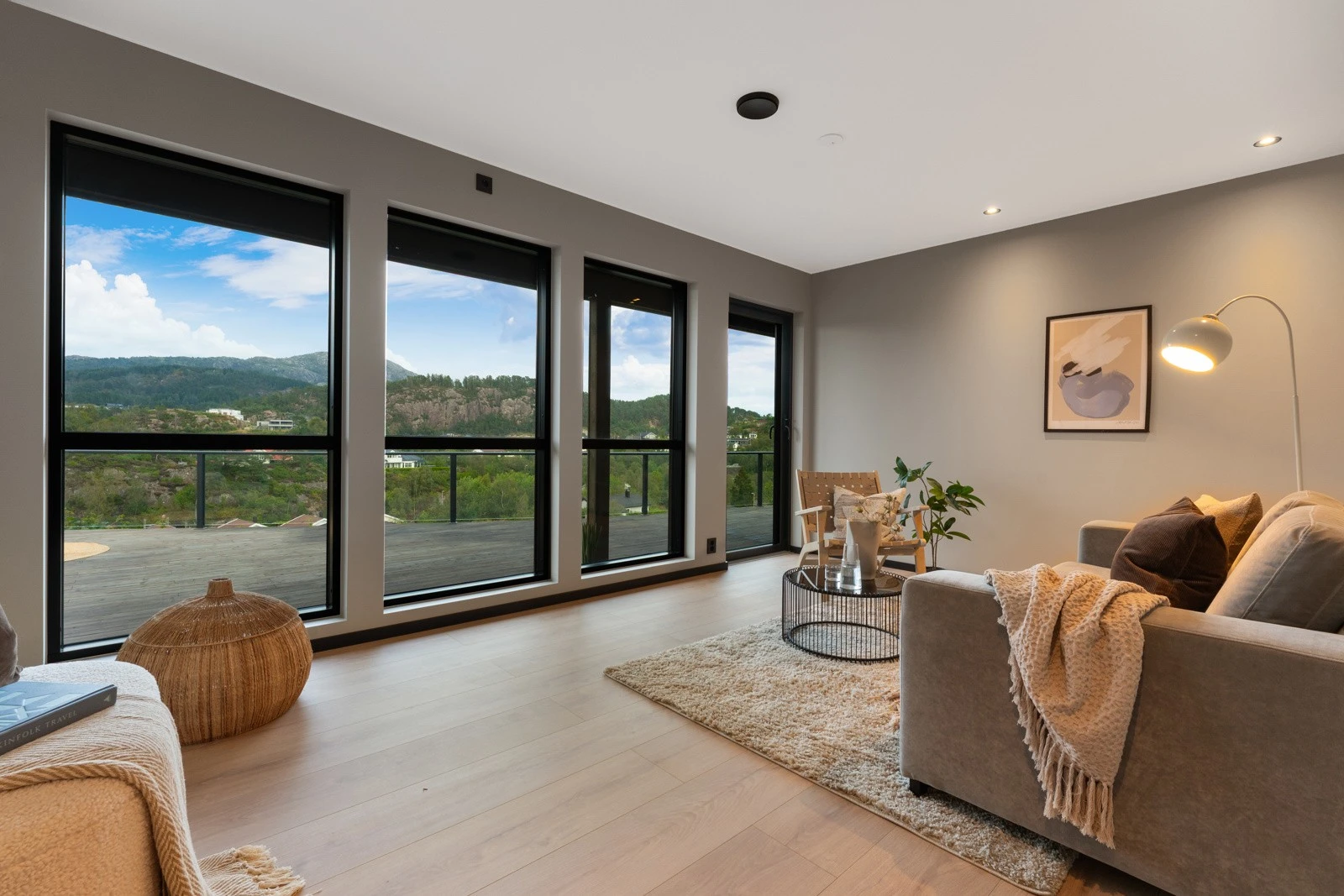 Stor og herlig kjellerstue med flott utsikt. Galleribilde