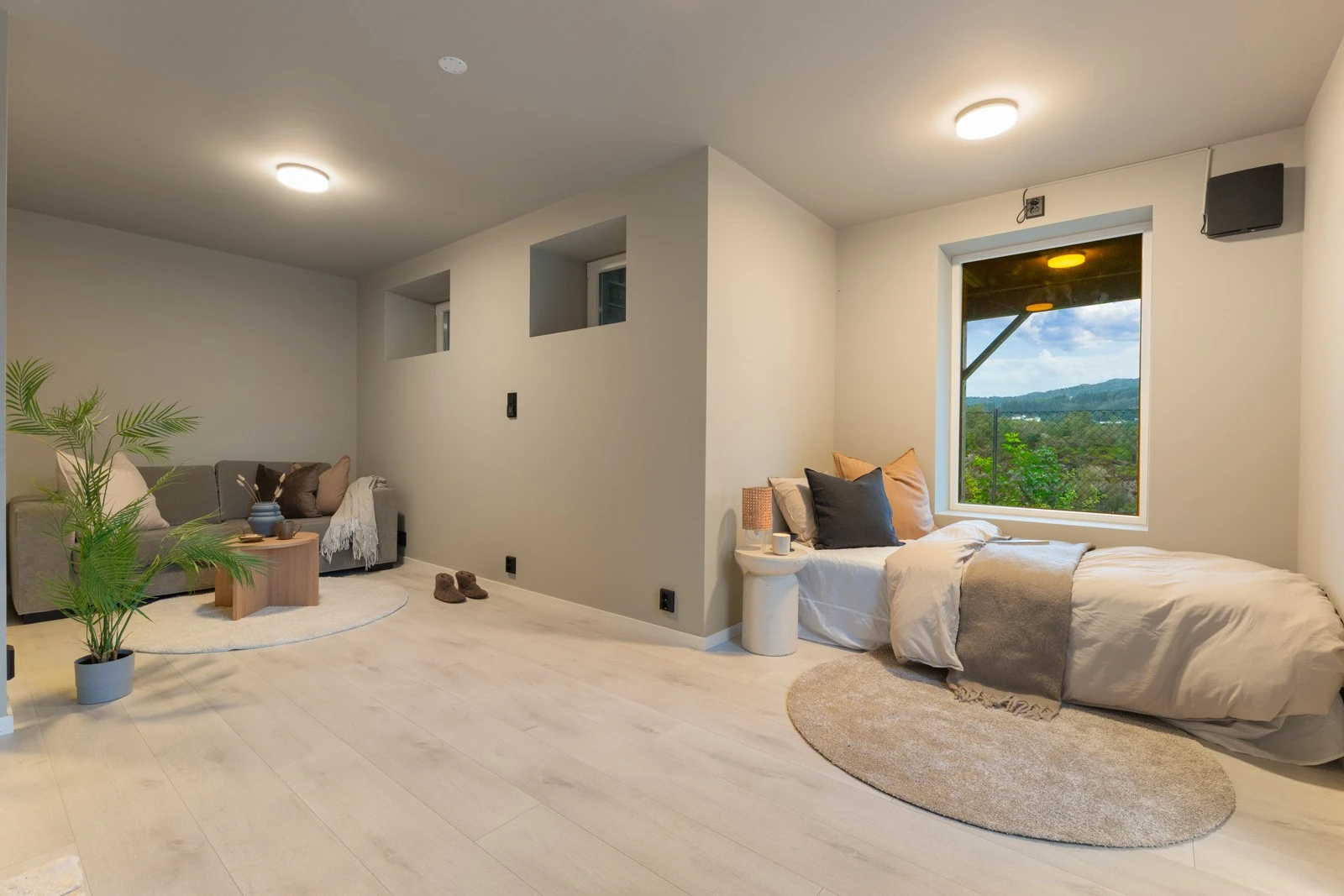 Hybelen i underetasjen består av stue/kjøkken og bad. Galleribilde