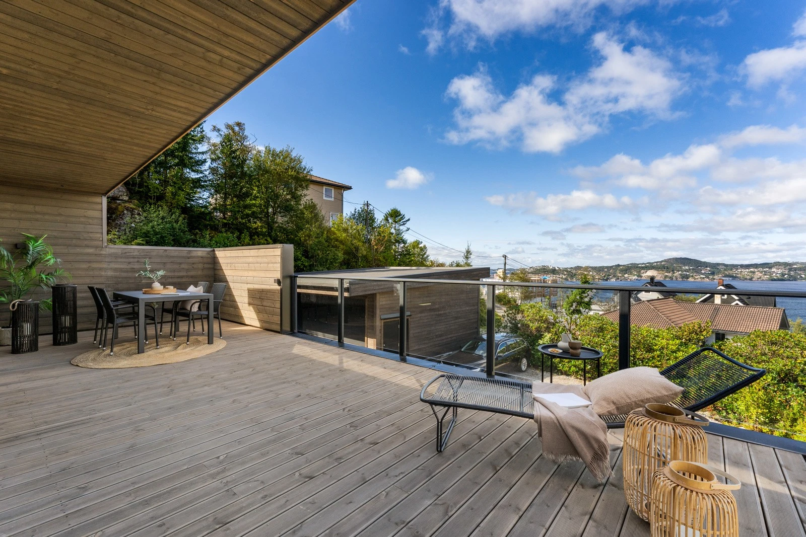 Terrassen har også en skjermet del med takoverbygg. Galleribilde