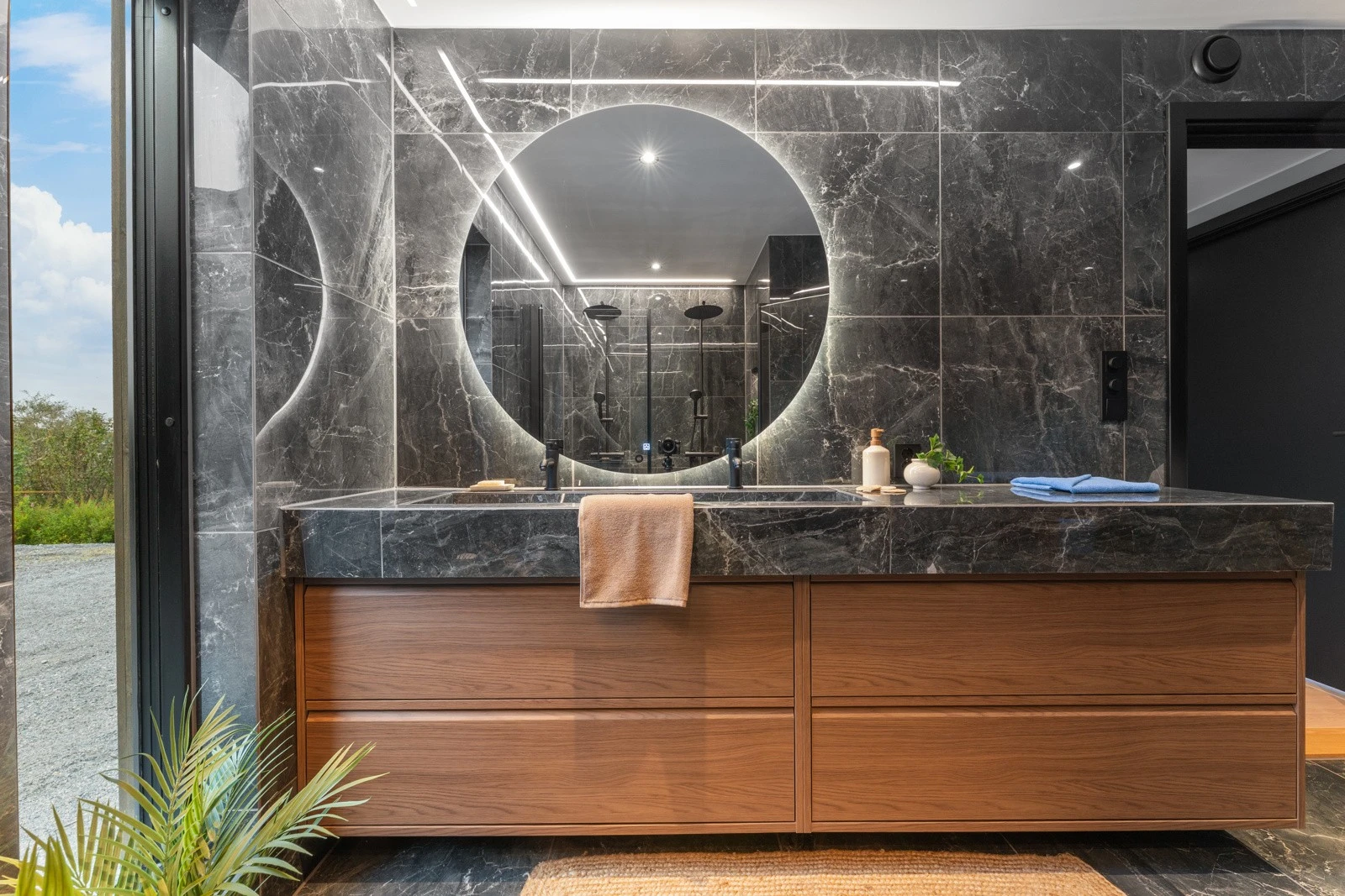 Det største badet i 1. etasje holder 10,1 kvm og her får du er skikkelig spafølelse. Galleribilde