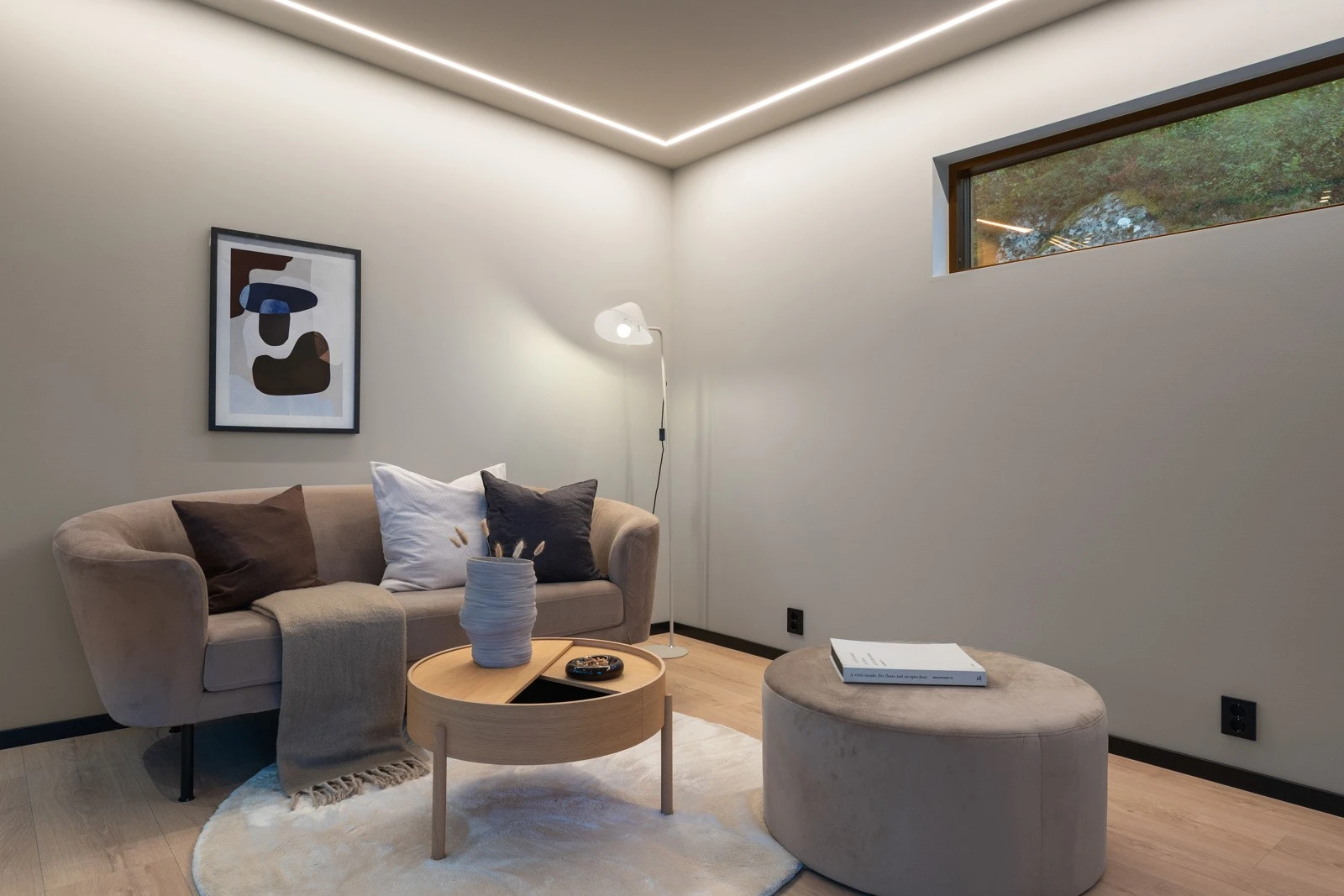 Sofagruppen passer naturlig inn i andre enden av stuen. Galleribilde