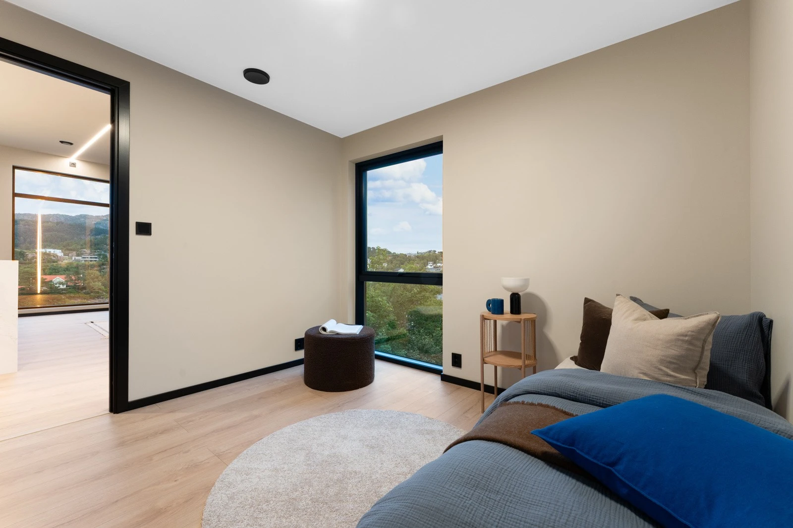 Det er et soverom i boligens 2. etasje. Soverommet er perfekt som gjesterom. Galleribilde