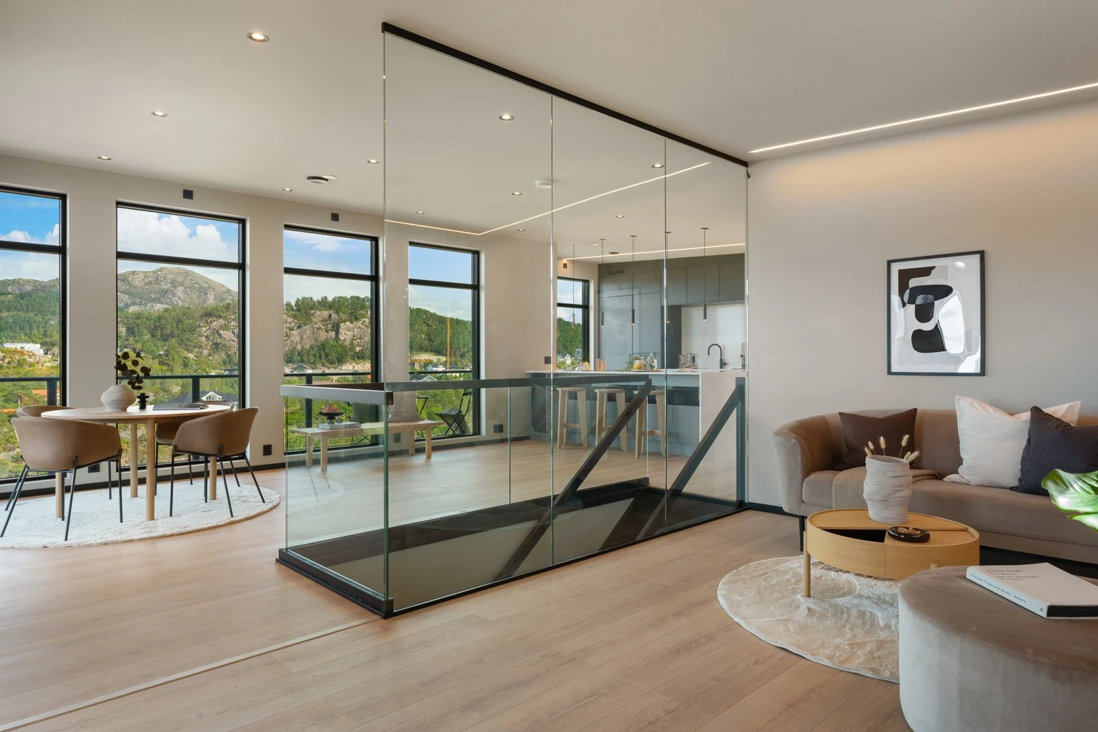 I stuen er det god plass til naturlig møblering i flere soner. Galleribilde