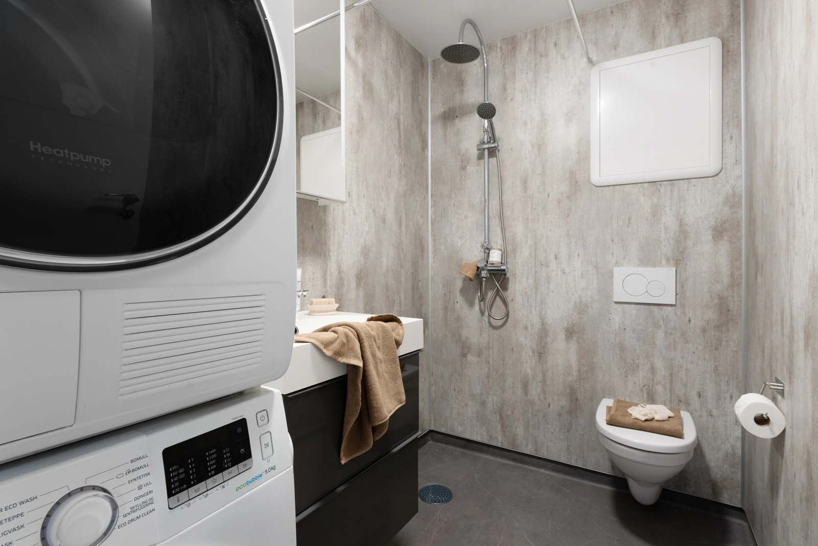 Badet er utstyrt med dusj, toalett og baderomsinnredning m speil. På badet er det opplegg for både tørketrommel og vaskemaskin. Galleribilde