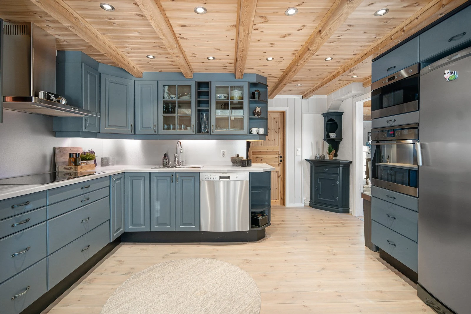 Kjøkkenet er pent og funksjonelt, med innredning fra byggeåret som er både praktisk og tidløs Galleribilde