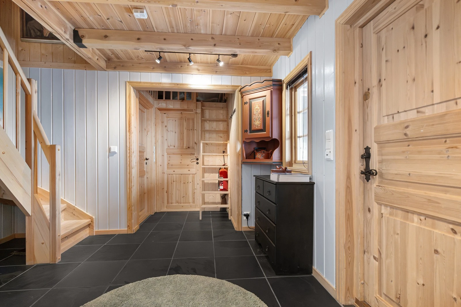 Og trapp opp til loftsetasje Galleribilde