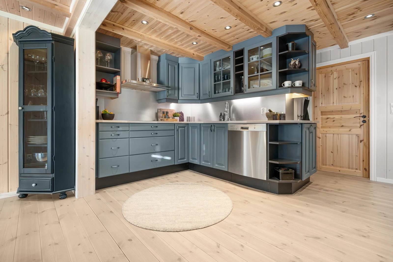 Her finner du både under- og overskap med profilerte fronter, samt en benkeplate med nedfelt vask og platetopp. Galleribilde