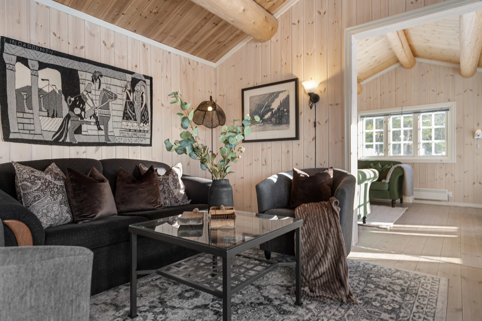 Begge stuene har gode innredningsmuligheter og rikelig plass til både komfortable sofaer og andre sittemøbler Galleribilde