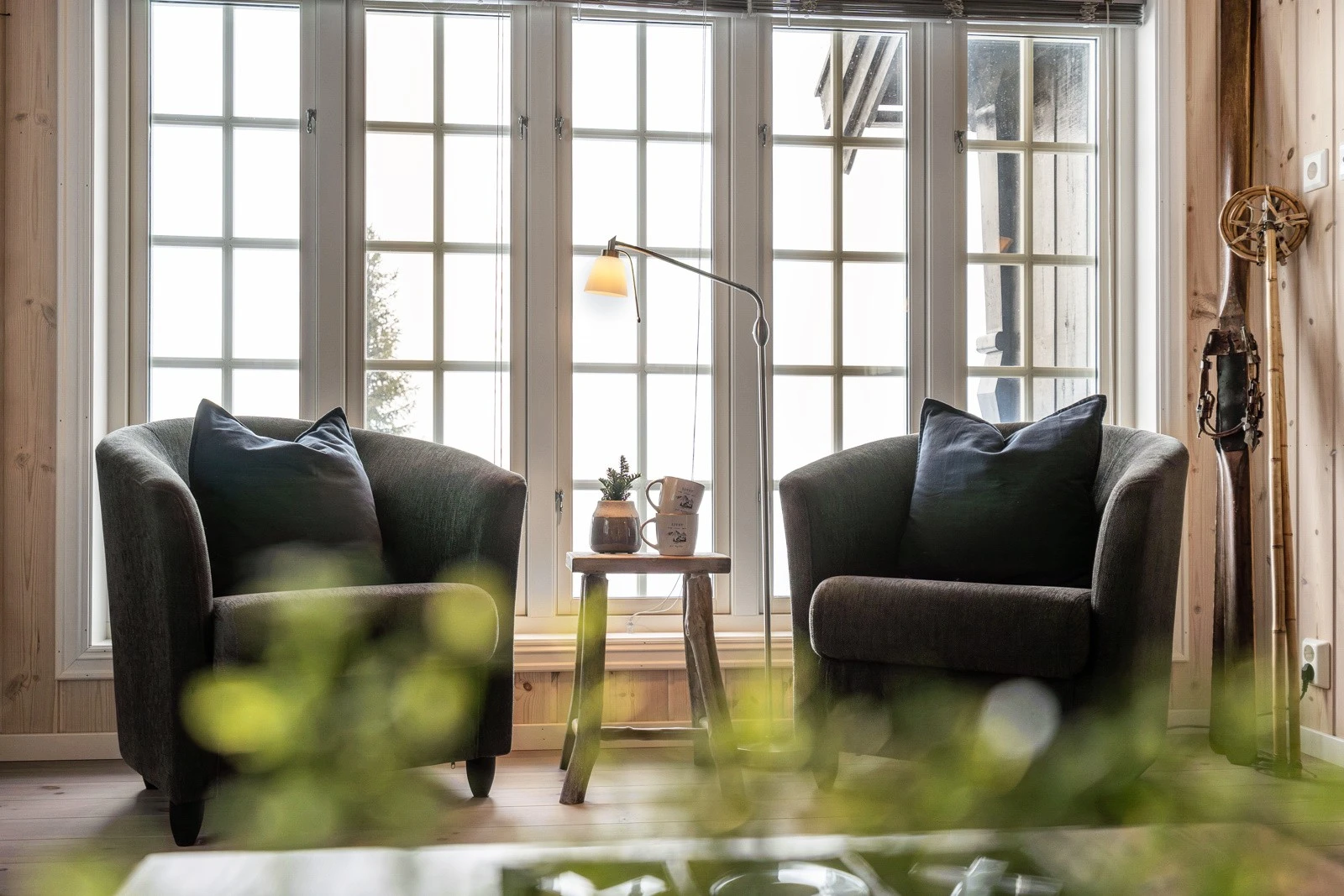 Flere store vinduer slipper inn både dagslys og utsikt til den vakre naturen Galleribilde