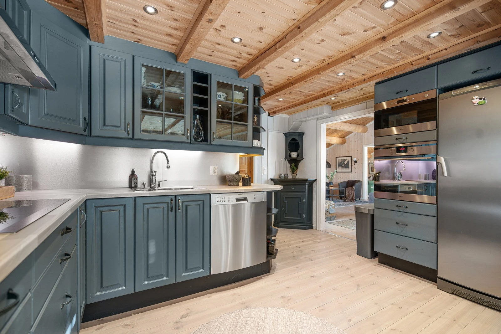 Plass til frittstående oppvaskmaskin, stekeovn og kjøleskap - alt du trenger for enkel matlaging. Galleribilde