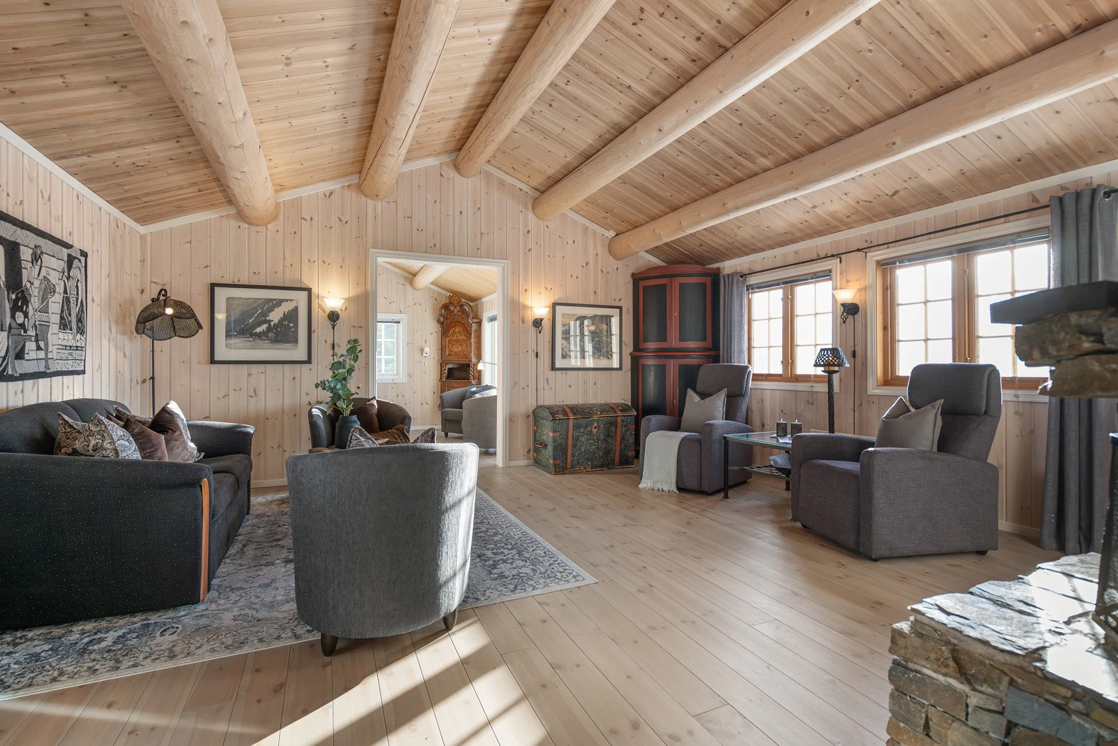 De synlige åsene i himlingen gir rommene en luftig og trivelig følelse Galleribilde