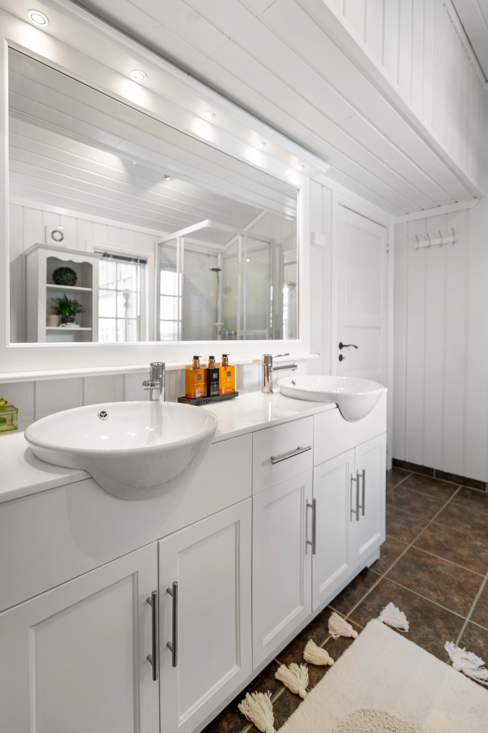 Badet er fra byggeår. Overflater på gulv av fliser og vegger har overflater av trepanel. Galleribilde